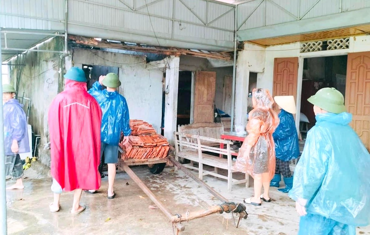 Hiện tại khu vực huyện Nam Đàn vẫn có mưa tùy thời điểm. Các đoàn viên thanh niên xã Nam Anh (huyện Nam Đàn) sẽ tiếp tục theo dõi để có hướng hỗ trợ người dân kịp thời, khắc phục sau mưa, giông lốc.