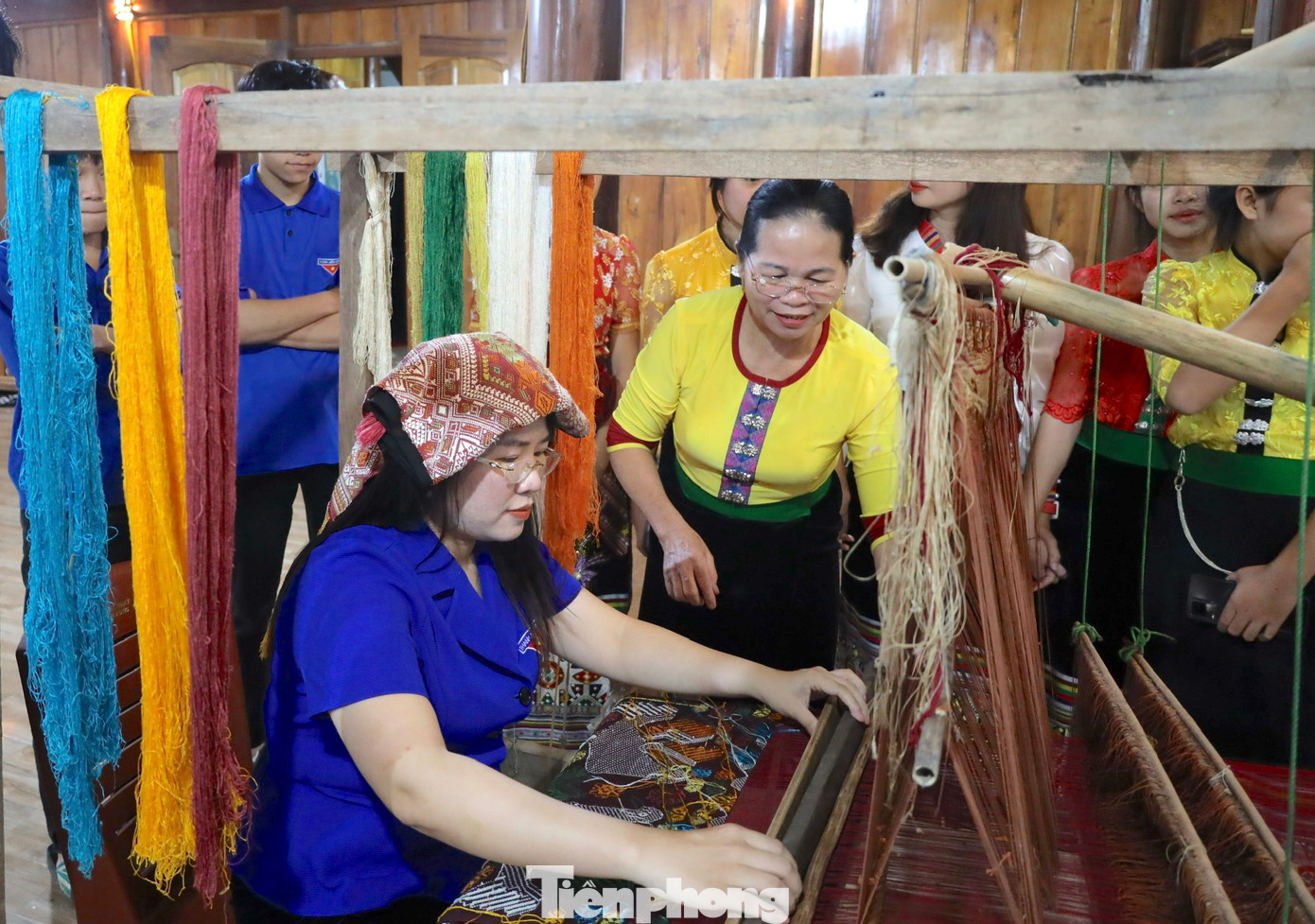 Chị Nguyễn Thị Phương Thúy - Phó Bí thư Tỉnh Đoàn Nghệ An nhấn mạnh: Thời đại kỷ nguyên số, vấn đề xây dựng và bảo vệ nền văn hóa tiên tiến, đậm đà bản sắc dân tộc đang đứng trước nhiều cơ hội thuận lợi nhưng cũng không ít thách thức, khó khăn. Làm thế nào để bảo tồn và phát triển văn hóa trong thời đại 4.0, đó không còn là câu chuyện riêng mà là của mọi người, trong đó có trách nhiệm rất lớn của thế hệ trẻ. Chị Nguyễn Thị Phương Thúy - Phó Bí thư Tỉnh Đoàn Nghệ An nhấn mạnh: Thời đại kỷ nguyên số, vấn đề xây dựng và bảo vệ nền văn hóa tiên tiến, đậm đà bản sắc dân tộc đang đứng trước nhiều cơ hội thuận lợi nhưng cũng không ít thách thức, khó khăn. Làm thế nào để bảo tồn và phát triển văn hóa trong thời đại 4.0, đó không còn là câu chuyện riêng mà là của mọi người, trong đó có trách nhiệm rất lớn của thế hệ trẻ.