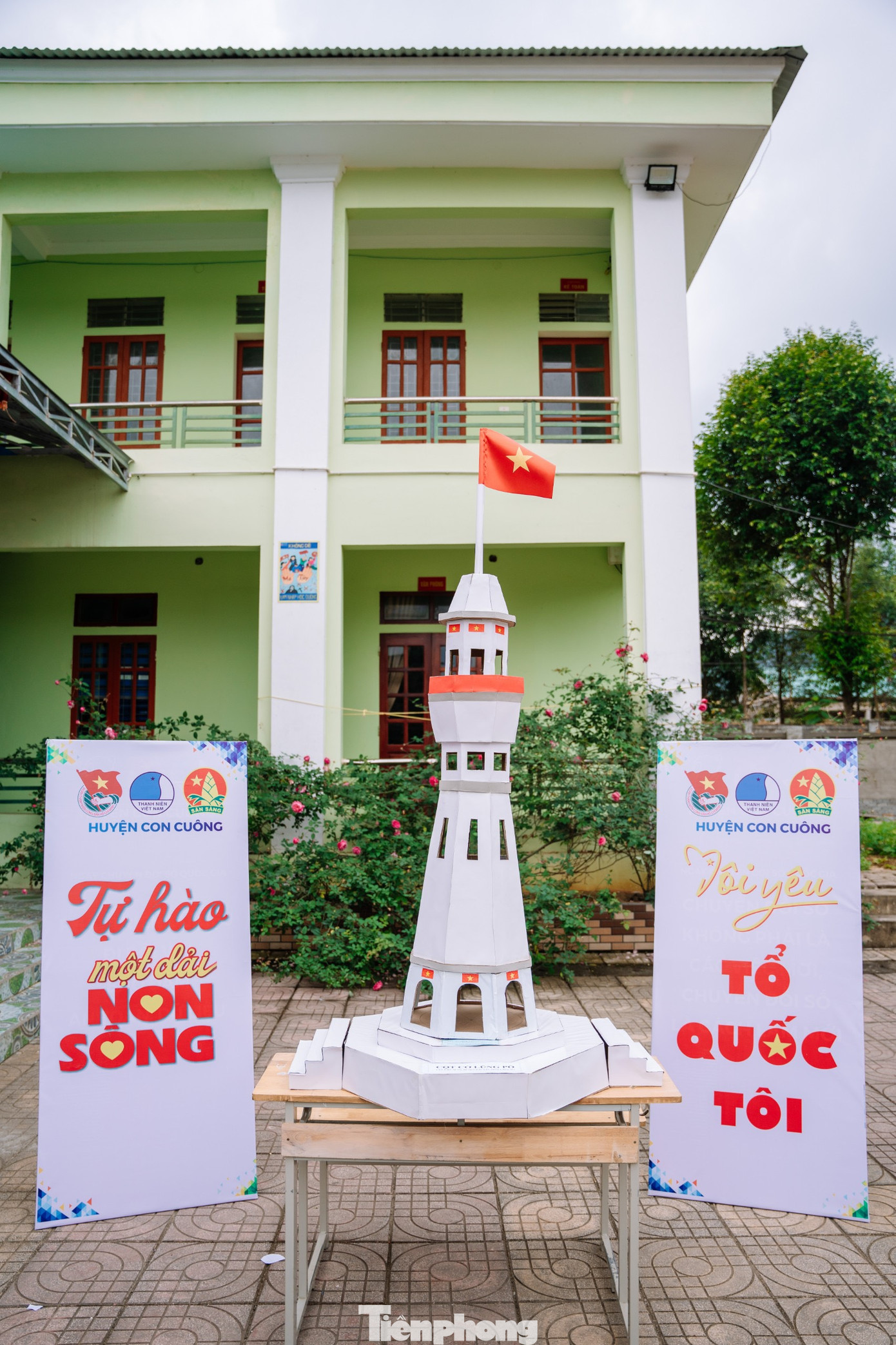 Các mô hình cột cờ, cột mốc chủ quyền Việt Nam được các em học sinh, đoàn viên tự tay thiết kế trưng bày tại chương trình.