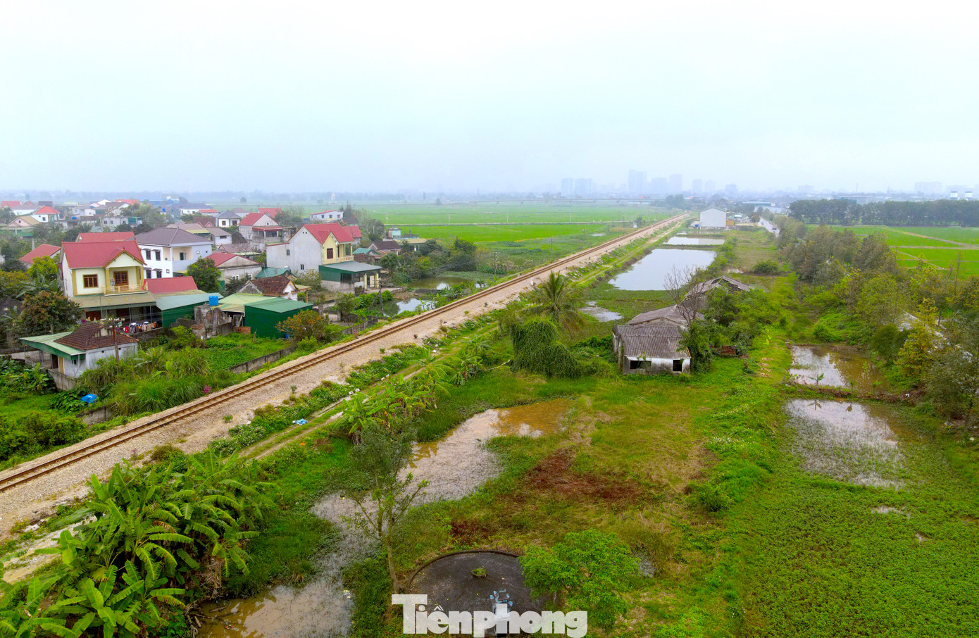 Toàn tuyến có 56 đường ngang. Trong đó, đường ngang có người gác là 17 đường; đường ngang cảnh báo tự động có cần chắn là 37 đường; đường ngang biển báo là 2 đường.
