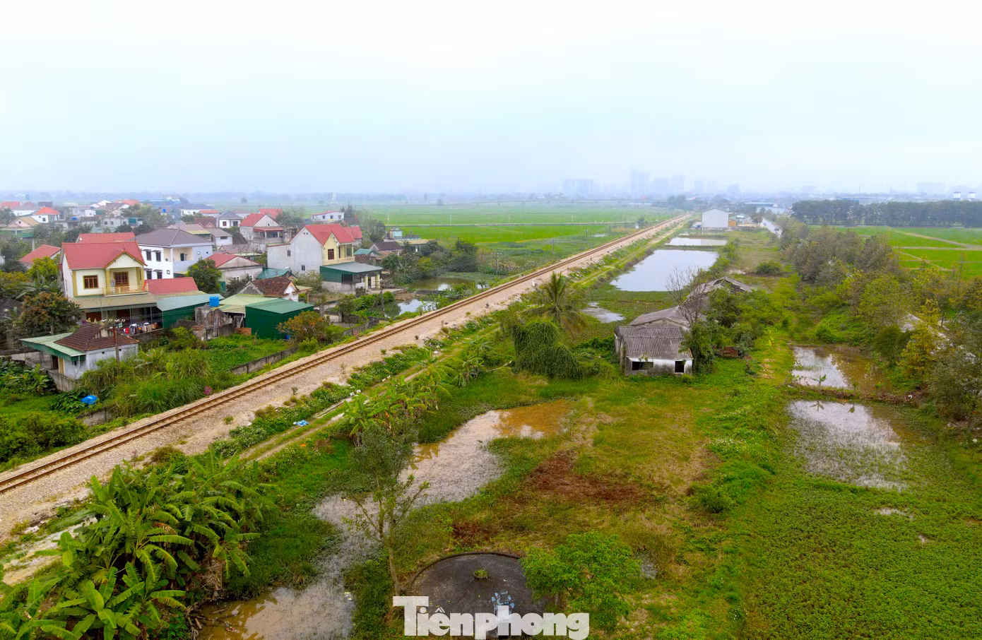 Toàn tuyến có 56 đường ngang. Trong đó, đường ngang có người gác là 17 đường; đường ngang cảnh báo tự động có cần chắn là 37 đường; đường ngang biển báo là 2 đường. Toàn tuyến có 56 đường ngang. Trong đó, đường ngang có người gác là 17 đường; đường ngang cảnh báo tự động có cần chắn là 37 đường; đường ngang biển báo là 2 đường.