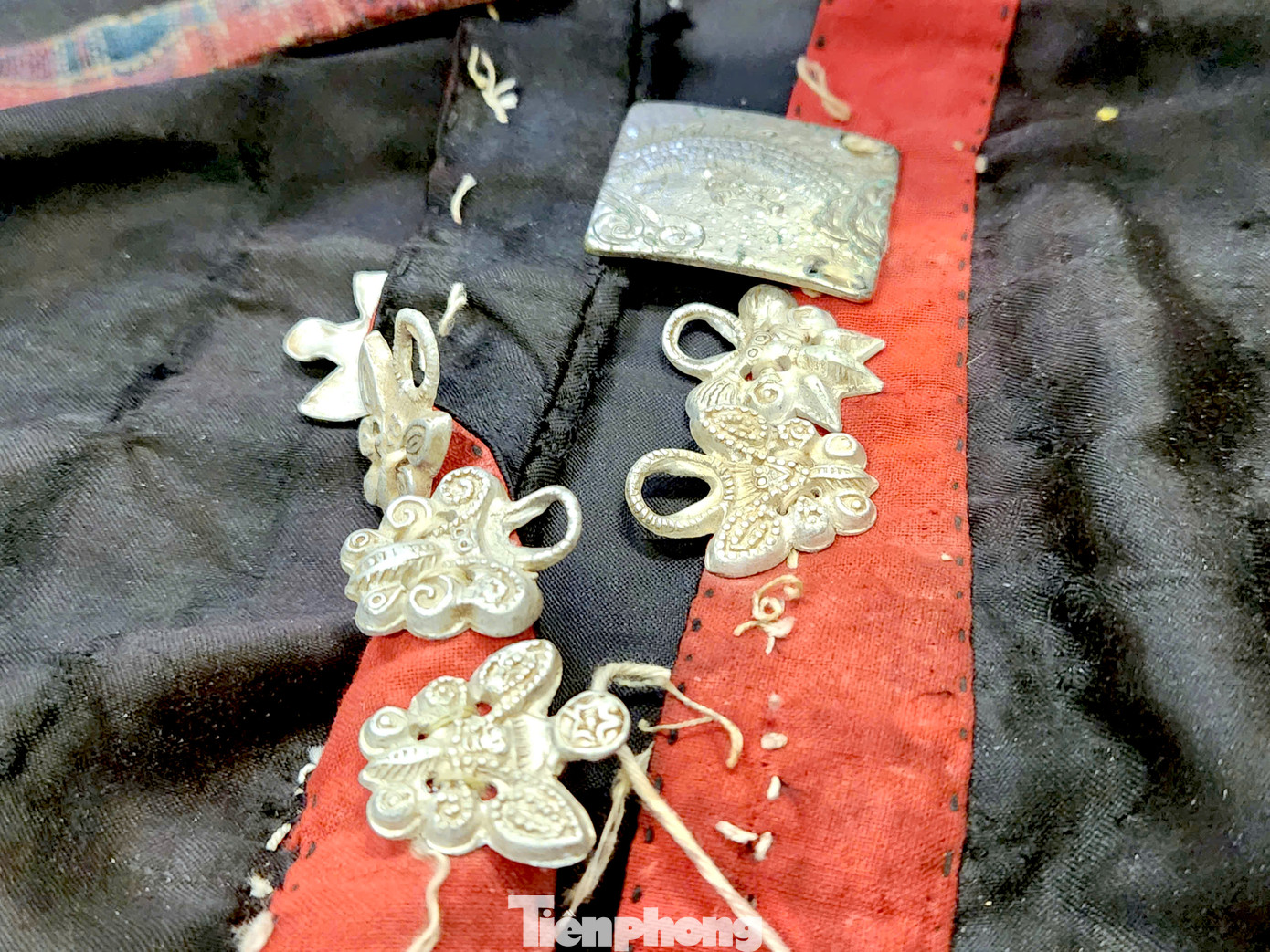 Trang phục của mỗi dân tộc đều có những họa tiết và cách trang trí khác nhau. Có những bộ trang phục được thêu hình hoa, con vật. Cũng có những bộ được trang trí thêm những bông hoa, hình tượng bằng bạc trắng.