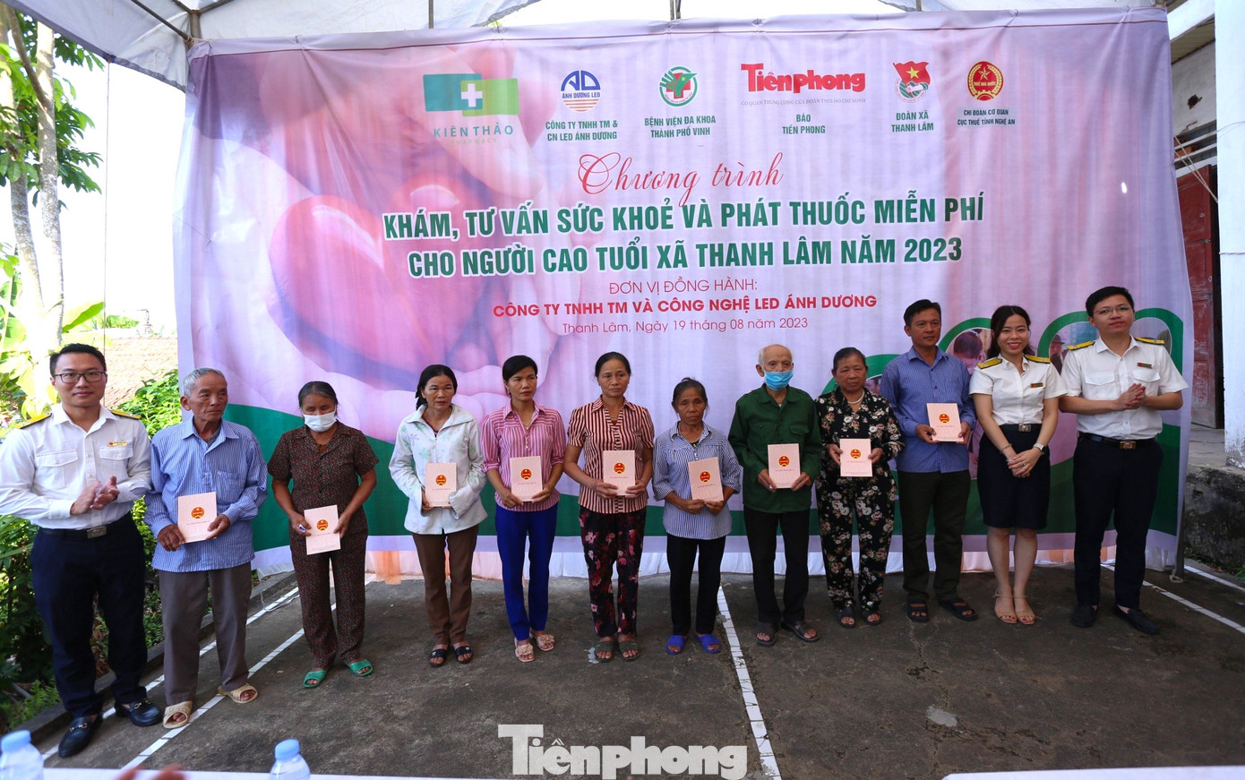 Tại chương trình, Ban tổ chức đã trao tặng 20 suất quà cho 20 hộ gia đình và các em học sinh thuộc diện khó khăn trên địa bàn xã Thanh Lâm.