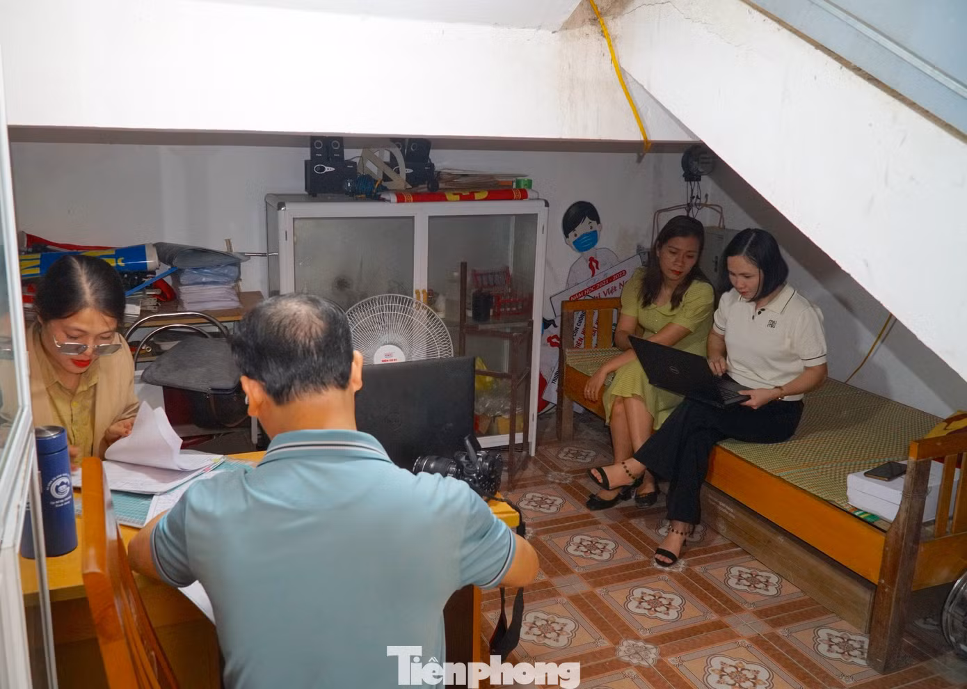 Mỗi khoảng trống dưới gầm cầu thang đều được tận dụng triệt để đặt tủ đựng thiết bị dạy học hay chiếc giường y tế. Mỗi khi không có học sinh cần sơ cứu, chiếc giường y tế được tận dụng làm nơi nghỉ tạm cho giáo viên trống tiết.