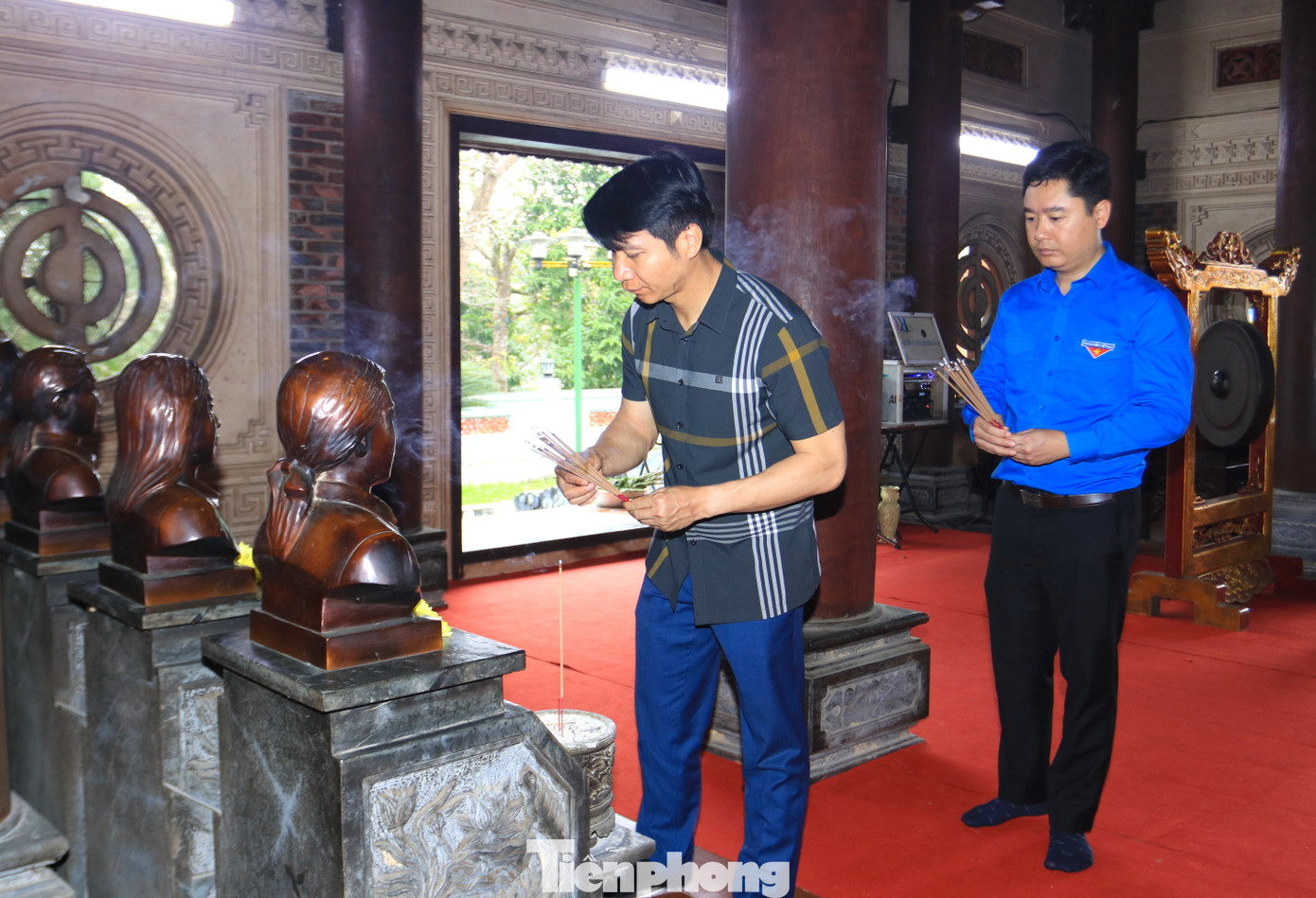 Anh Nguyễn Ngọc Lương dâng hương 13 anh hùng liệt sỹ tại Khu Di tích Quốc gia Truông Bồn.