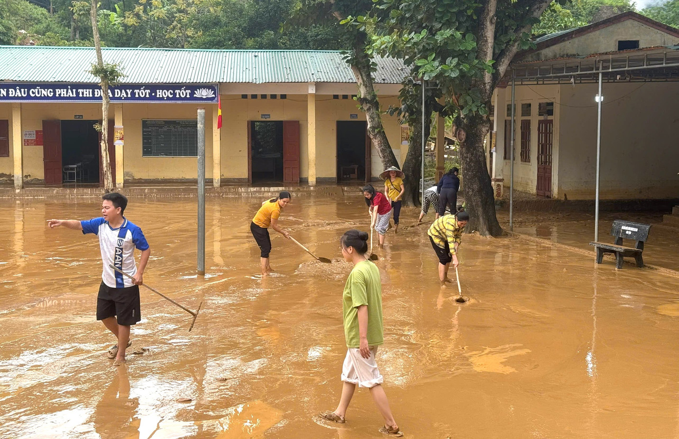 Từ sáng 1/10, nhà trường phải cho học sinh nghỉ học để giáo viên dọn dẹp, cào bùn đất trên sân và trong các phòng học.
