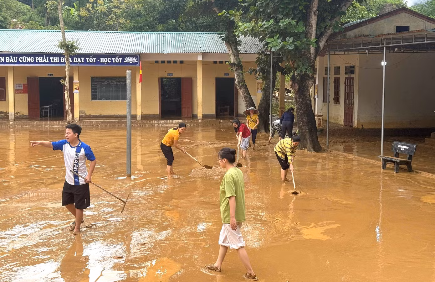 Từ sáng 1/10, nhà trường phải cho học sinh nghỉ học để giáo viên dọn dẹp, cào bùn đất trên sân và trong các phòng học.