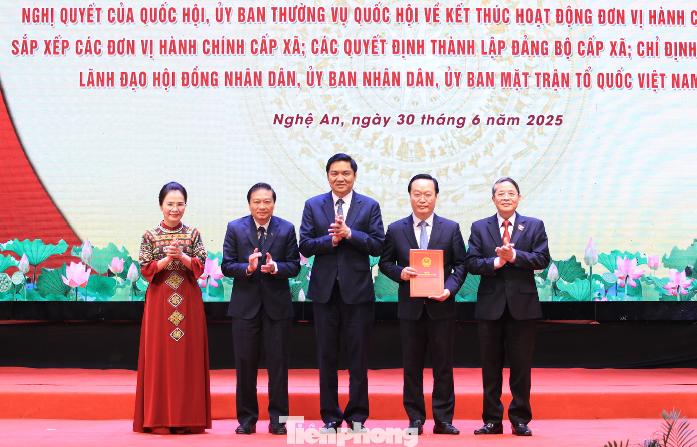 Ông Nguyễn Đức Hải - Phó Chủ tịch Quốc hội trao Nghị quyết của Quốc hội, Ủy ban Thường vụ Quốc hội về kết thúc đơn vị hành chính cấp huyện, sắp xếp đơn vị hành chính cấp xã cho thường trực tỉnh Nghệ An.