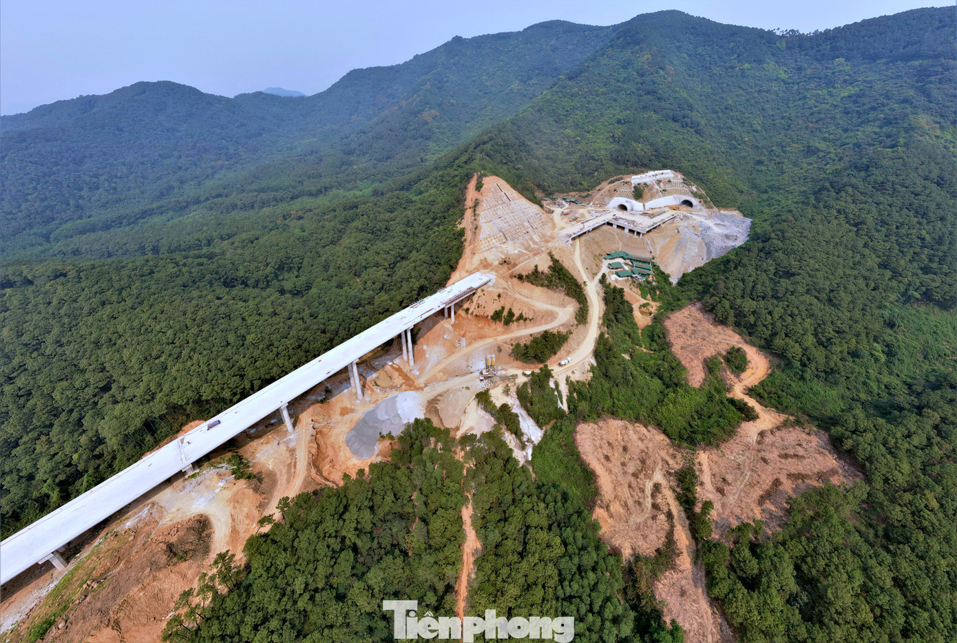 Tại hầm Thần Vũ có hơn 15 mũi thi công trong hầm với hơn 300 người. Trong đó có 4 mũi thi công chính phục vụ công tác hoàn thiện vỏ hầm, 2 mũi thi công mặt đường hầm. Phía công ty sẽ hoàn thiện mặt đường hầm trước ngày 20/4. Các hạng mục khác để đảm bảo việc thông xe như hệ thống chữa cháy, đèn, biển báo đang được hoàn thiện.