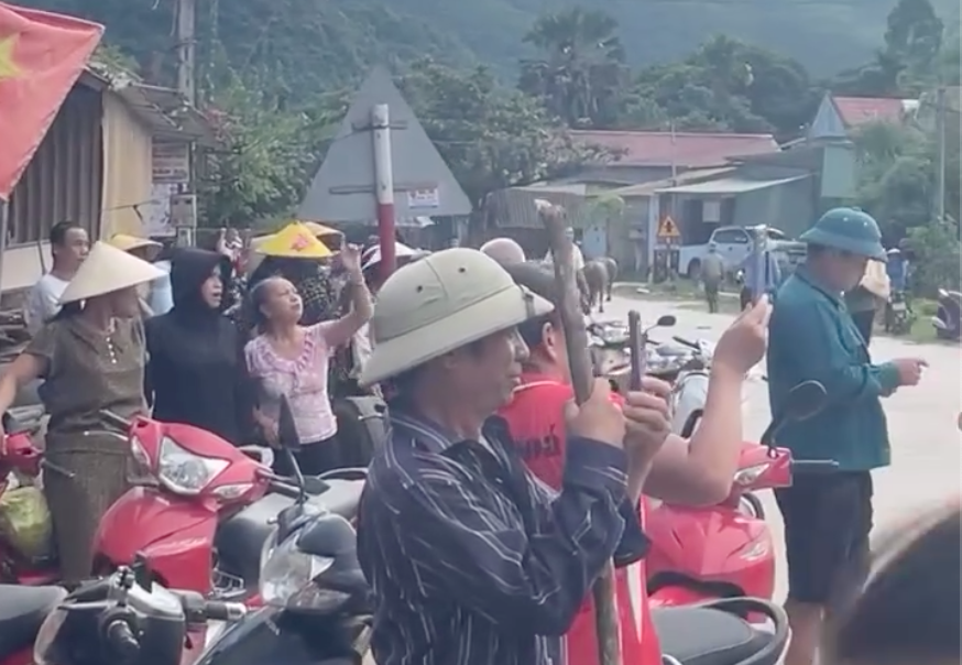 Người dân hiếu kỳ tập trung theo dõi bên ngoài căn nhà. Người dân hiếu kỳ tập trung theo dõi bên ngoài căn nhà.