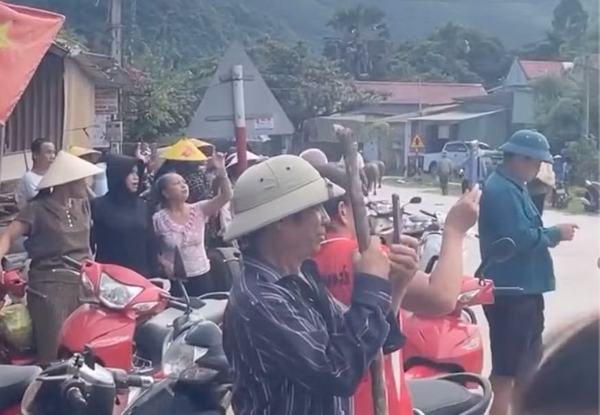 Người dân hiếu kỳ tập trung theo dõi bên ngoài căn nhà. Người dân hiếu kỳ tập trung theo dõi bên ngoài căn nhà.