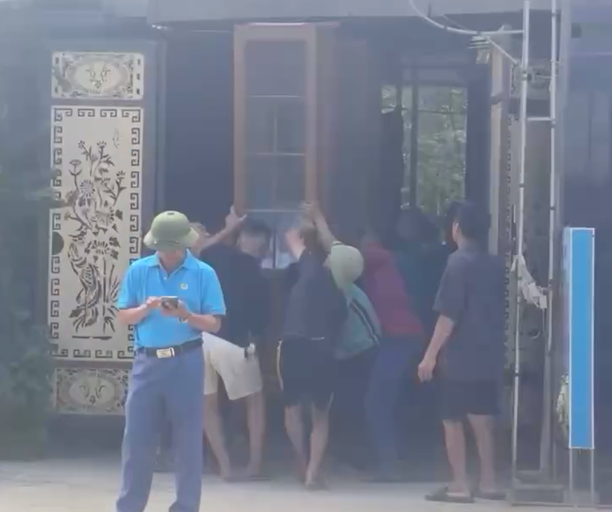 Chính quyền xã và người dân đã đến di dời tài sản trong gia đình anh Đại ra ngoài để tránh bị thiệt hại. Chính quyền xã và người dân đã đến di dời tài sản trong gia đình anh Đại ra ngoài để tránh bị thiệt hại.