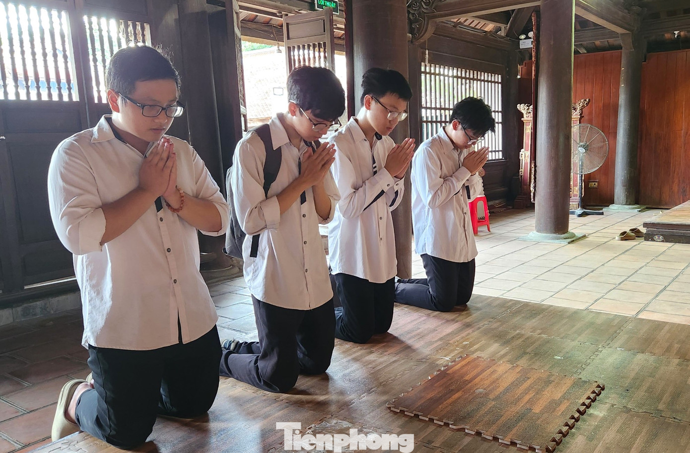 Tại gian thờ trong đền, các em học sinh thành tâm cầu khấn với mong muốn có một sức khỏe tốt và một kỳ thi suôn sẻ, may mắn đến với mình.