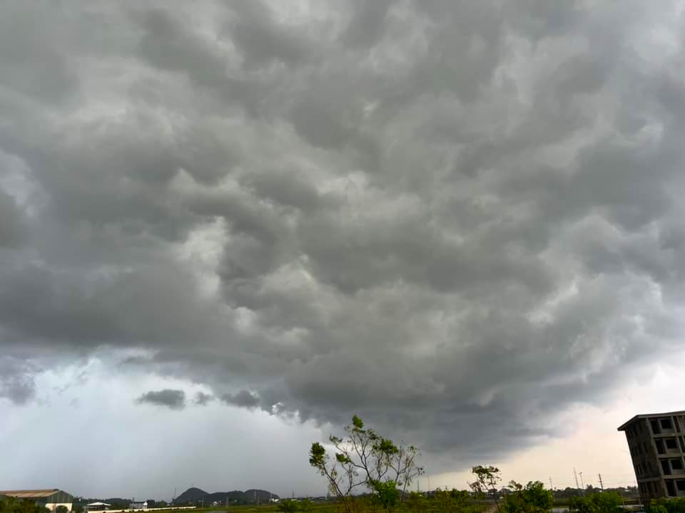 Sau khi đám mây bay qua, khu vực thành phố Vinh và các huyện lân cận đã xảy ra một trận mưa kéo dài hơn một giờ đồng hồ. Sau khi đám mây bay qua, khu vực thành phố Vinh và các huyện lân cận đã xảy ra một trận mưa kéo dài hơn một giờ đồng hồ.