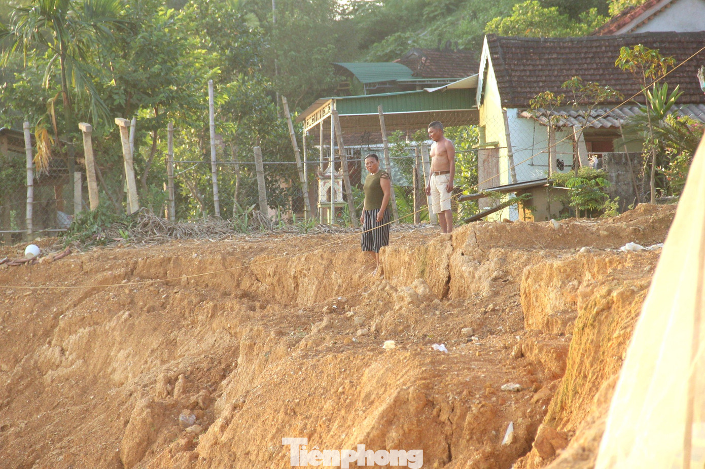 Tuy nhiên, tình trạng sạt lở bờ sông chưa có dấu hiệu dừng lại. Hàng ngày phần đất sát mép sông tiếp tục bị sụt lún xuống và có dấu hiệu lan rộng ra khiến 10 hộ dân sống bên trong lo lắng, bất an.