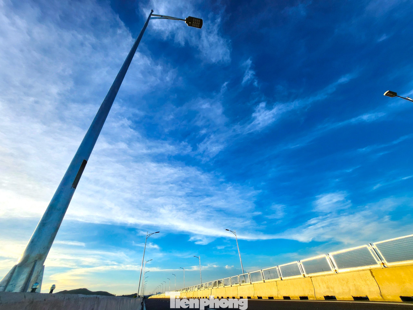 Hệ thống đèn điện trên cầu đã được lắp đặt đảm bảo chiếu sáng để các phương tiện lưu thông qua cầu.