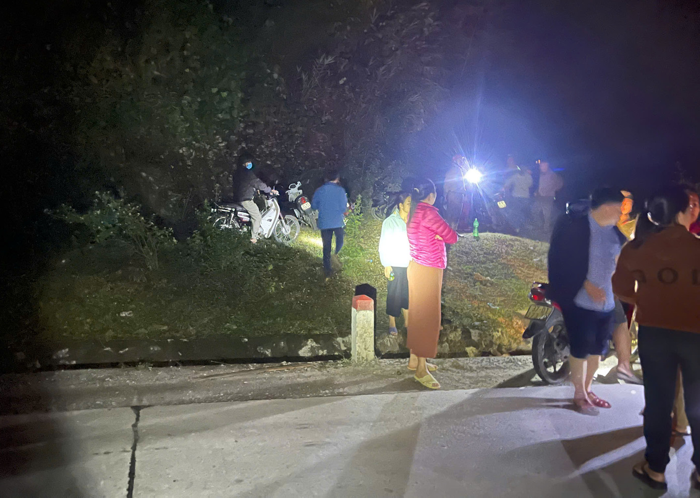 Suốt 3 ngày qua, rất đông lực lượng tập trung tìm kiếm ông P., trên sông và các khu vực nghi ngờ. Suốt 3 ngày qua, rất đông lực lượng tập trung tìm kiếm ông P., trên sông và các khu vực nghi ngờ.