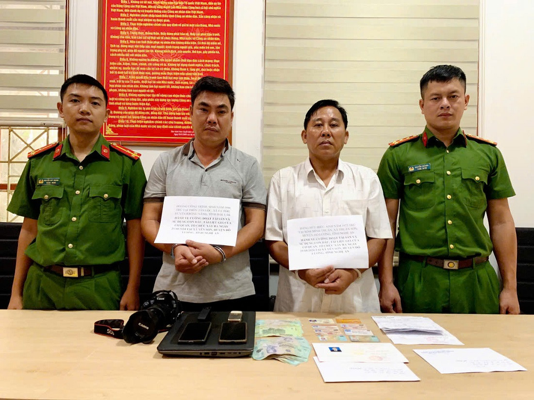 Đặng Hữu Biểu và Hoàng Công Trình tại cơ quan công an. Đặng Hữu Biểu và Hoàng Công Trình tại cơ quan công an.