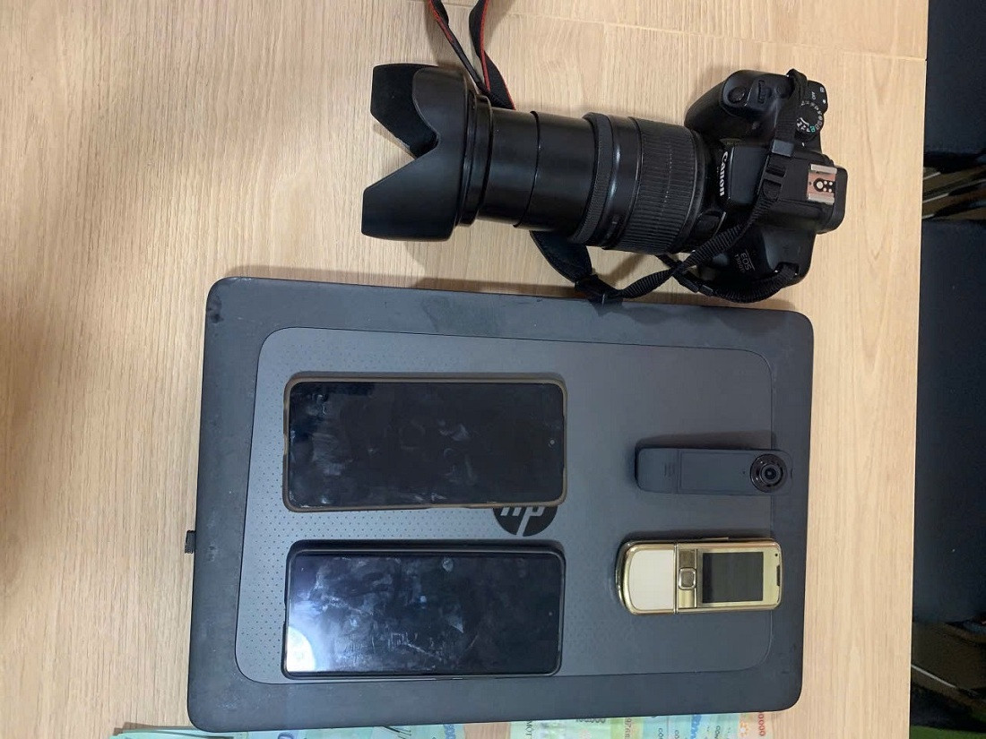 Máy ảnh, máy tính mà các đối tượng đã sử dụng để quay video sai phạm của doanh nghiệp nhằm tống tiền. Máy ảnh, máy tính mà các đối tượng đã sử dụng để quay video sai phạm của doanh nghiệp nhằm tống tiền.