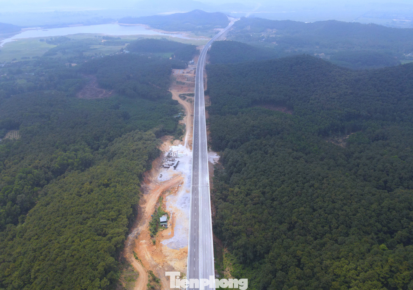 Những chiếc cầu cao của tuyến cao tốc vượt núi rừng hiện đã được hoàn thiện các hệ thống an toàn, dãy lan can, đèn chiếu sáng, biển báo.