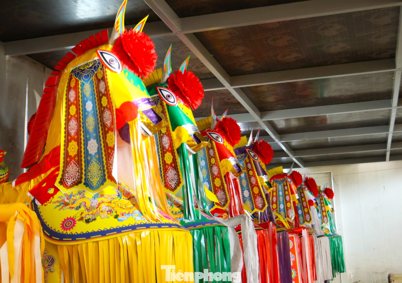 Những chú ngựa, voi giấy hoàn chỉnh được xếp ngay ngắn. Mỗi con ngựa, voi lớn được bán với giá 400.000 đồng. Những con nhỏ hơn có giá 200.000 đồng. Những chú ngựa, voi giấy hoàn chỉnh được xếp ngay ngắn. Mỗi con ngựa, voi lớn được bán với giá 400.000 đồng. Những con nhỏ hơn có giá 200.000 đồng.