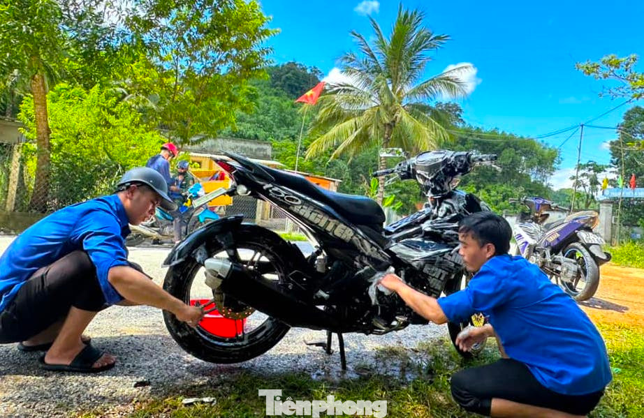 "Người dân biết đoàn viên thanh niên rửa xe gây quỹ từ thiện nên đến ủng hộ nhiều. Rửa xe giá chỉ 20 nghìn nhưng có người vừa trả tiền vừa ủng hộ luôn 50 nghìn. Tuy nhiên, ở trong xã, trong bản này ít xe chứ không được nhiều như ở ngoài trung tâm huyện hay ngoài mặt đường quốc lộ." - chị Lữ Thị Thủy chia sẻ.