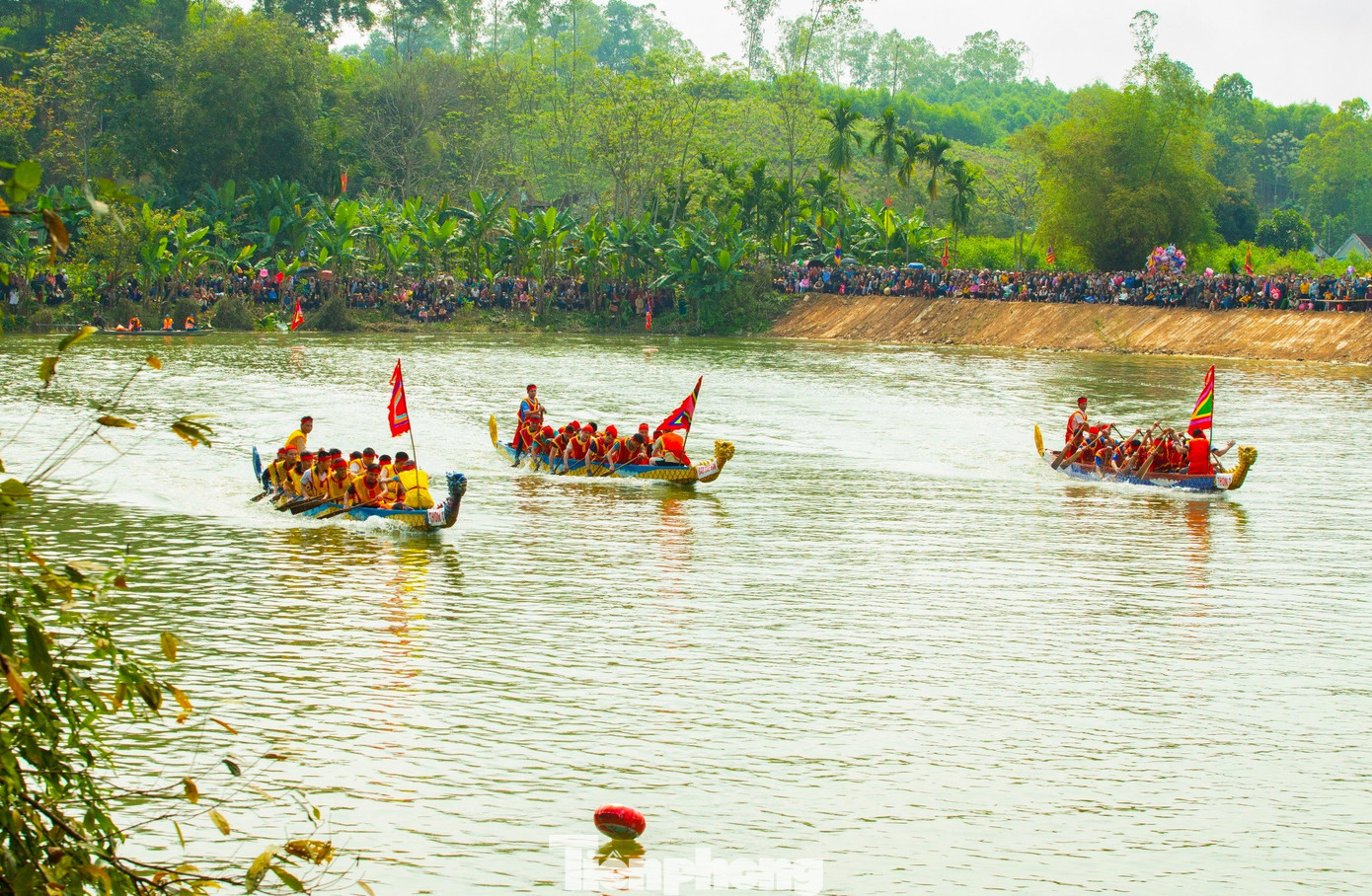 Trước khi bước vào cuộc đua chính thức, các đội đua đã thử sức để làm quen với đường đua. (Ảnh: Rạng Đông).