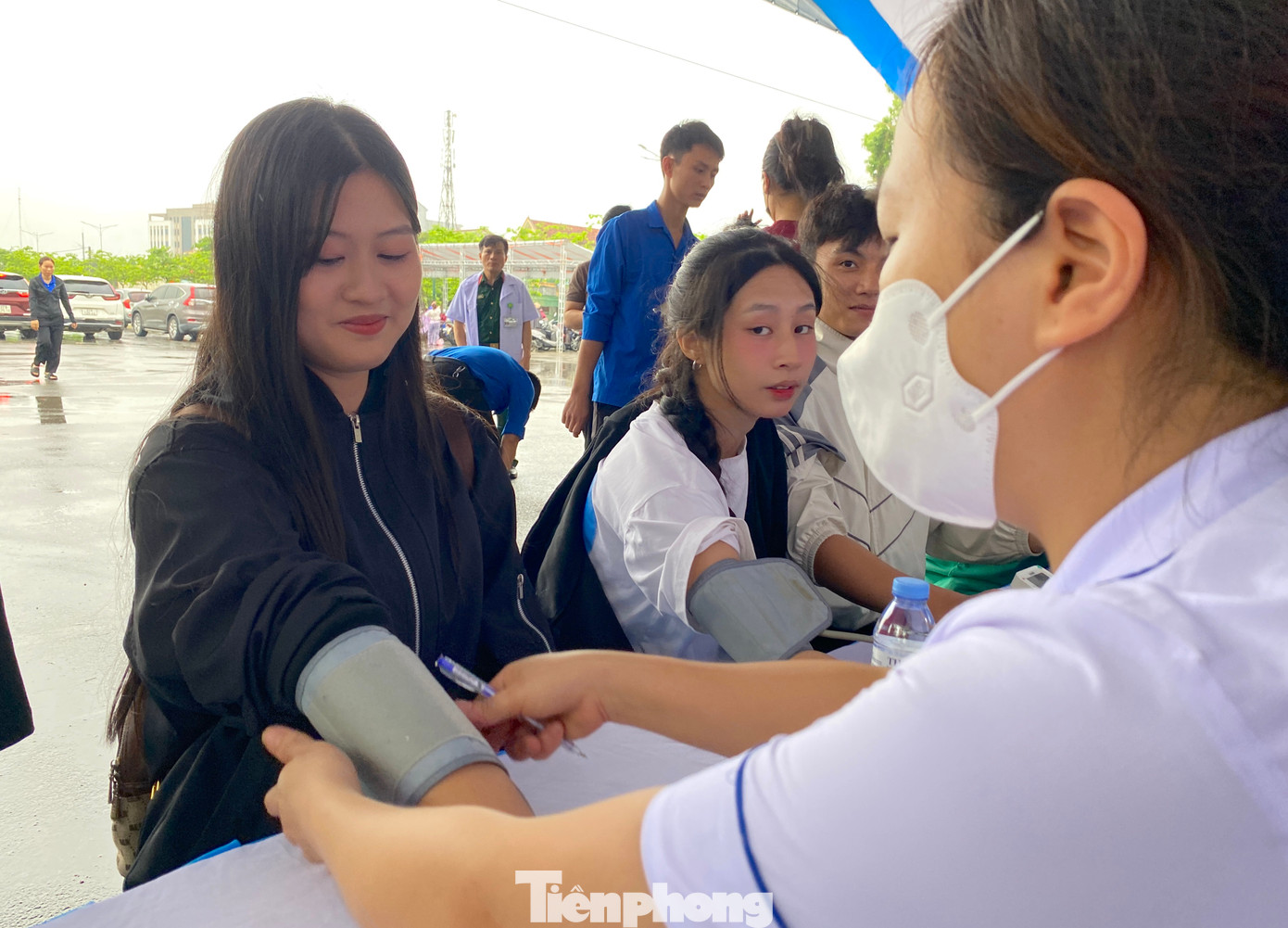 Nghe tin có chương trình khám, phát thuốc miễn phí, Cao Thị Thúy Ngân (20 tuổi, trú huyện Diễn Châu, Nghệ An) - đang làm việc trên địa bàn huyện Hưng Nguyên đã đến và được các y, bác sĩ thăm khám tổng quát, khám chuyên sâu về mắt, nội khoa, chụp X-Quang. Nhờ đó, Ngân có thể nắm bắt được tình hình và biết cách để bảo vệ và chăm sóc sức khỏe cho chính mình. Nghe tin có chương trình khám, phát thuốc miễn phí, Cao Thị Thúy Ngân (20 tuổi, trú huyện Diễn Châu, Nghệ An) - đang làm việc trên địa bàn huyện Hưng Nguyên đã đến và được các y, bác sĩ thăm khám tổng quát, khám chuyên sâu về mắt, nội khoa, chụp X-Quang. Nhờ đó, Ngân có thể nắm bắt được tình hình và biết cách để bảo vệ và chăm sóc sức khỏe cho chính mình.