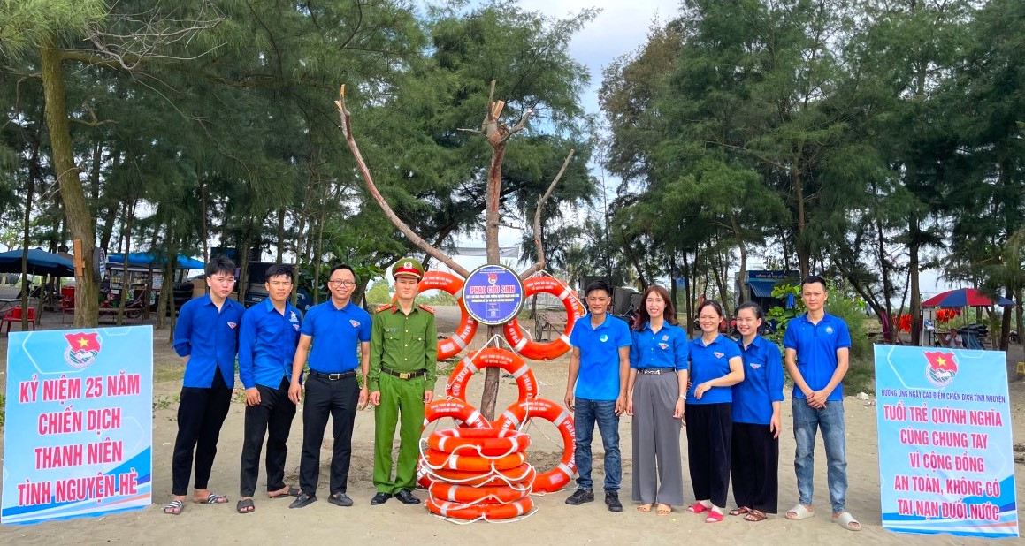 Các đoàn viên thanh niên ra mắt điểm “Phao cứu sinh phòng chống đuối nước” tại bãi biển xã Quỳnh Nghĩa (huyện Quỳnh Lưu). Tại nhiều xã trên địa bàn đồng loạt tổ chức các lớp dạy bơi miễn phí cho đoàn viên thanh niên, các em thanh thiếu nhi, góp phần vào công cuộc phòng chống đuối nước, tai nạn thương tích. Các đoàn viên thanh niên ra mắt điểm “Phao cứu sinh phòng chống đuối nước” tại bãi biển xã Quỳnh Nghĩa (huyện Quỳnh Lưu). Tại nhiều xã trên địa bàn đồng loạt tổ chức các lớp dạy bơi miễn phí cho đoàn viên thanh niên, các em thanh thiếu nhi, góp phần vào công cuộc phòng chống đuối nước, tai nạn thương tích.