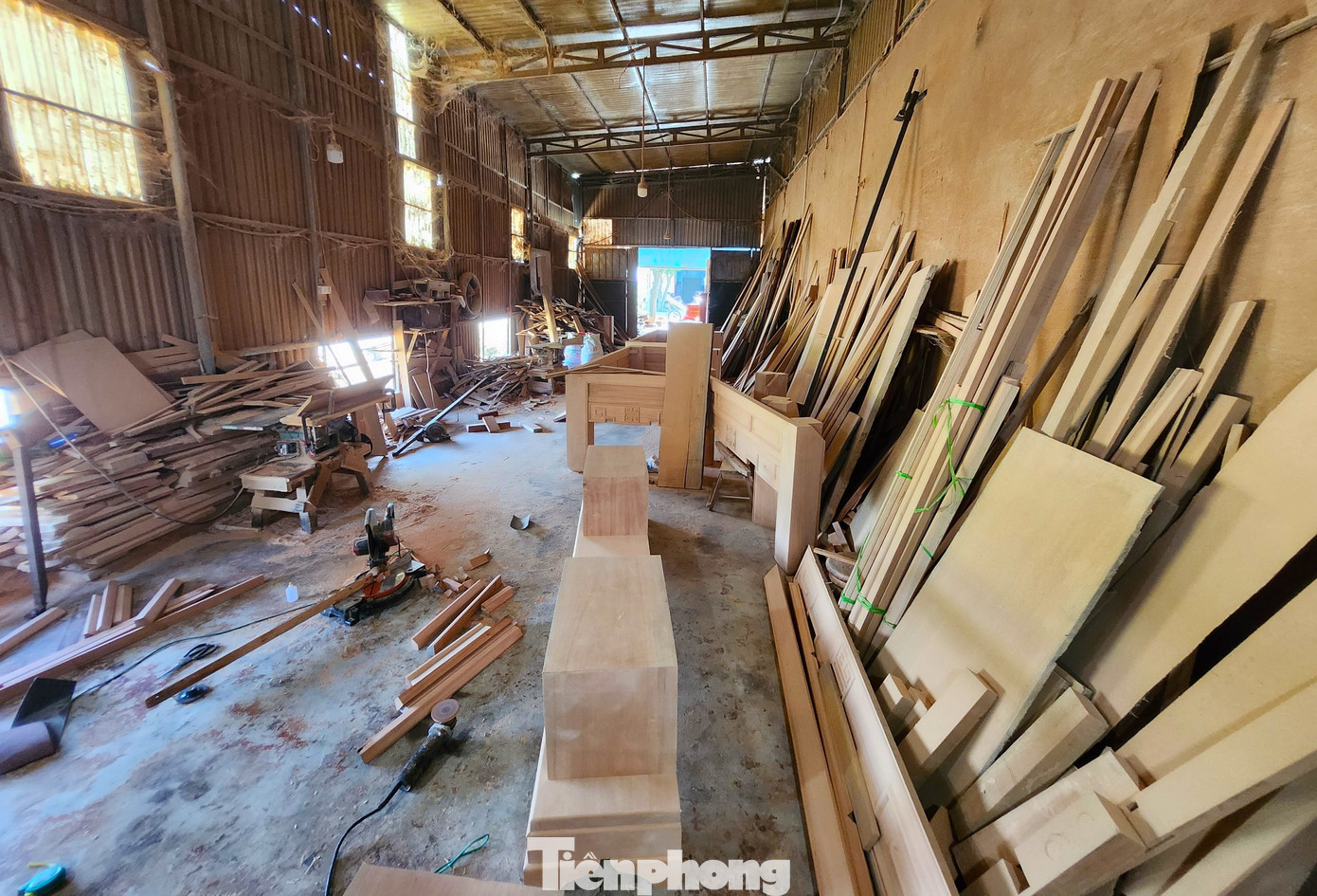 Những năm trước khách mua hàng đông, anh Lực phải thuê thêm nhiều thợ về đóng bàn ghế, sản phẩm và thuê cả người bán hàng. Năm nay ế ẩm, anh Lực bớt nhân công làm ở xưởng mộc. Các sản phẩm cũng được sản xuất cầm chừng. Còn ở cửa hàng, anh Lực vừa quản lý, vừa bán hàng, vừa giao cho khách nếu cần. Những năm trước khách mua hàng đông, anh Lực phải thuê thêm nhiều thợ về đóng bàn ghế, sản phẩm và thuê cả người bán hàng. Năm nay ế ẩm, anh Lực bớt nhân công làm ở xưởng mộc. Các sản phẩm cũng được sản xuất cầm chừng. Còn ở cửa hàng, anh Lực vừa quản lý, vừa bán hàng, vừa giao cho khách nếu cần.