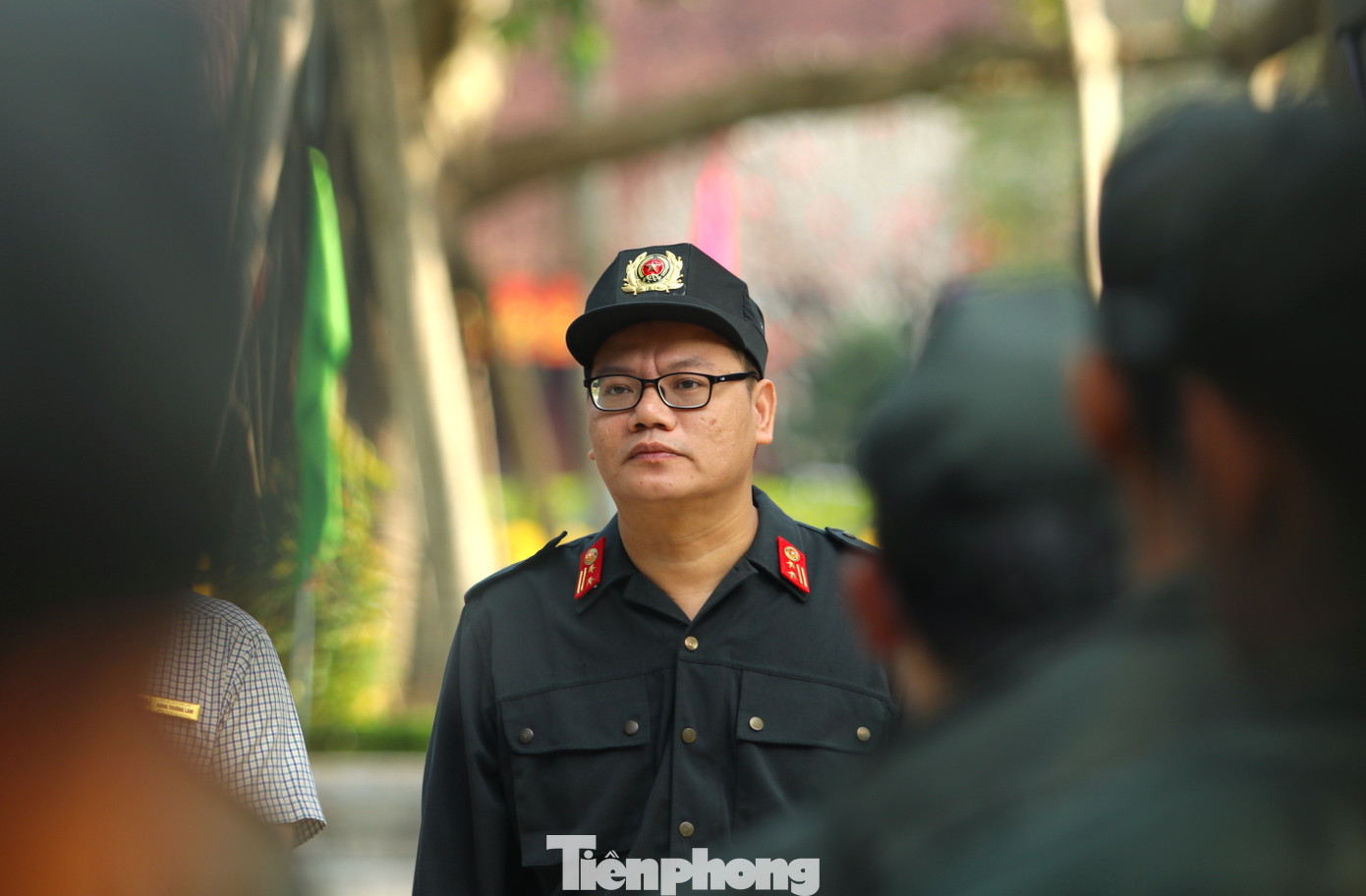 Trung tá Doãn Thanh Tú - Phó Trung đoàn trưởng, Trung đoàn Cảnh sát Cơ động Bắc Trung Bộ phân công công việc cho từng nhóm và dặn dò các cán bộ chiến sỹ trước khi thực hiện các nhiệm vụ.