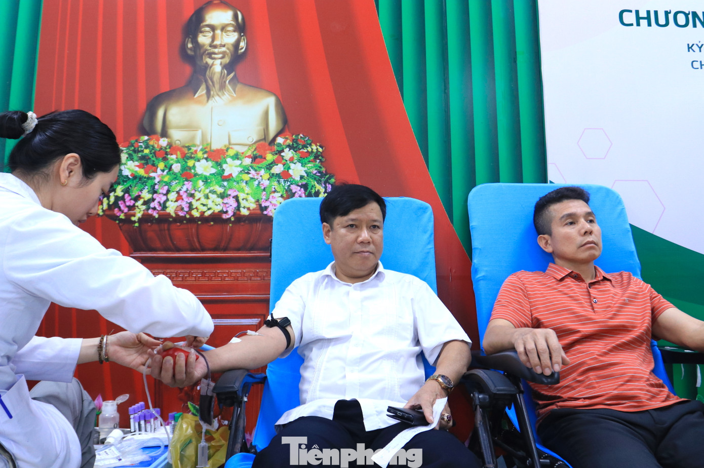Ông Ngô Đình Viện - Phó Bí thư Đảng ủy Các cơ quan Đảng tỉnh Nghệ An và ông Trần Quang Hòa - Phó Bí thư Đảng ủy Các cơ quan Đảng tỉnh Nghệ An tham gia hiến máu cứu người tại buổi lễ.