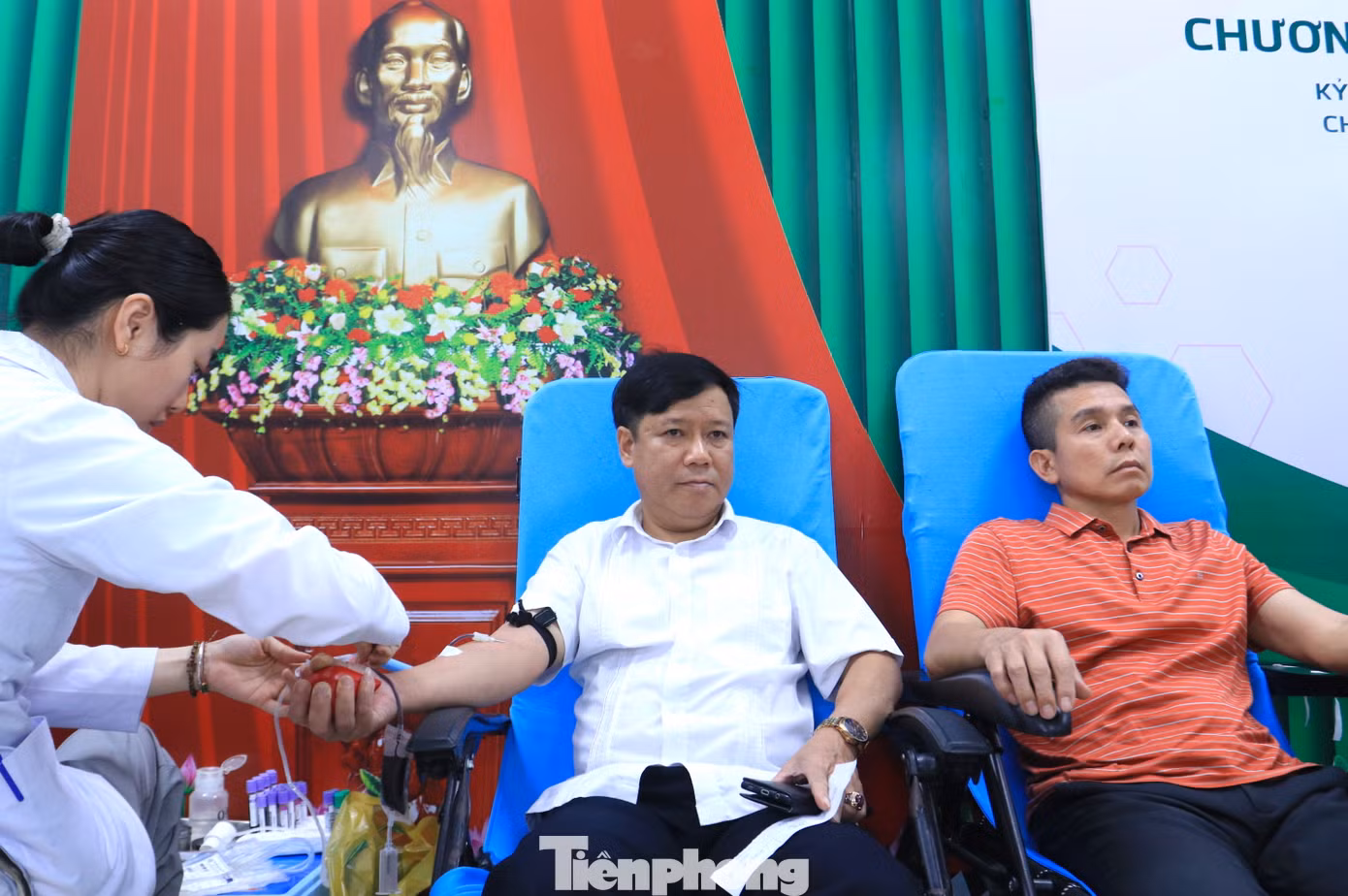 Ông Ngô Đình Viện - Phó Bí thư Đảng ủy Các cơ quan Đảng tỉnh Nghệ An và ông Trần Quang Hòa - Phó Bí thư Đảng ủy Các cơ quan Đảng tỉnh Nghệ An tham gia hiến máu cứu người tại buổi lễ.