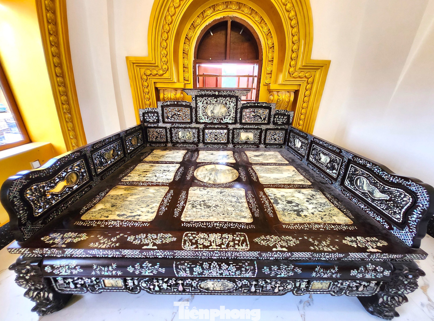 Trong các phòng ngủ được gia chủ đặt những bộ giường khảm trai sang trọng.