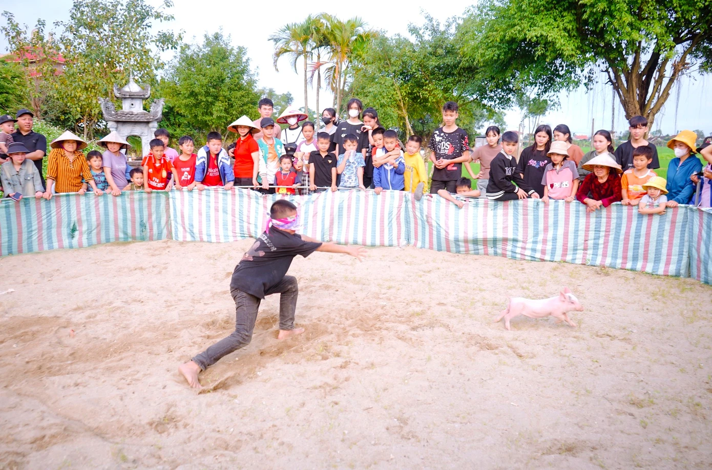 Trò chơi bịt mắt bắt lợn được nhiều em nhỏ thích thú.