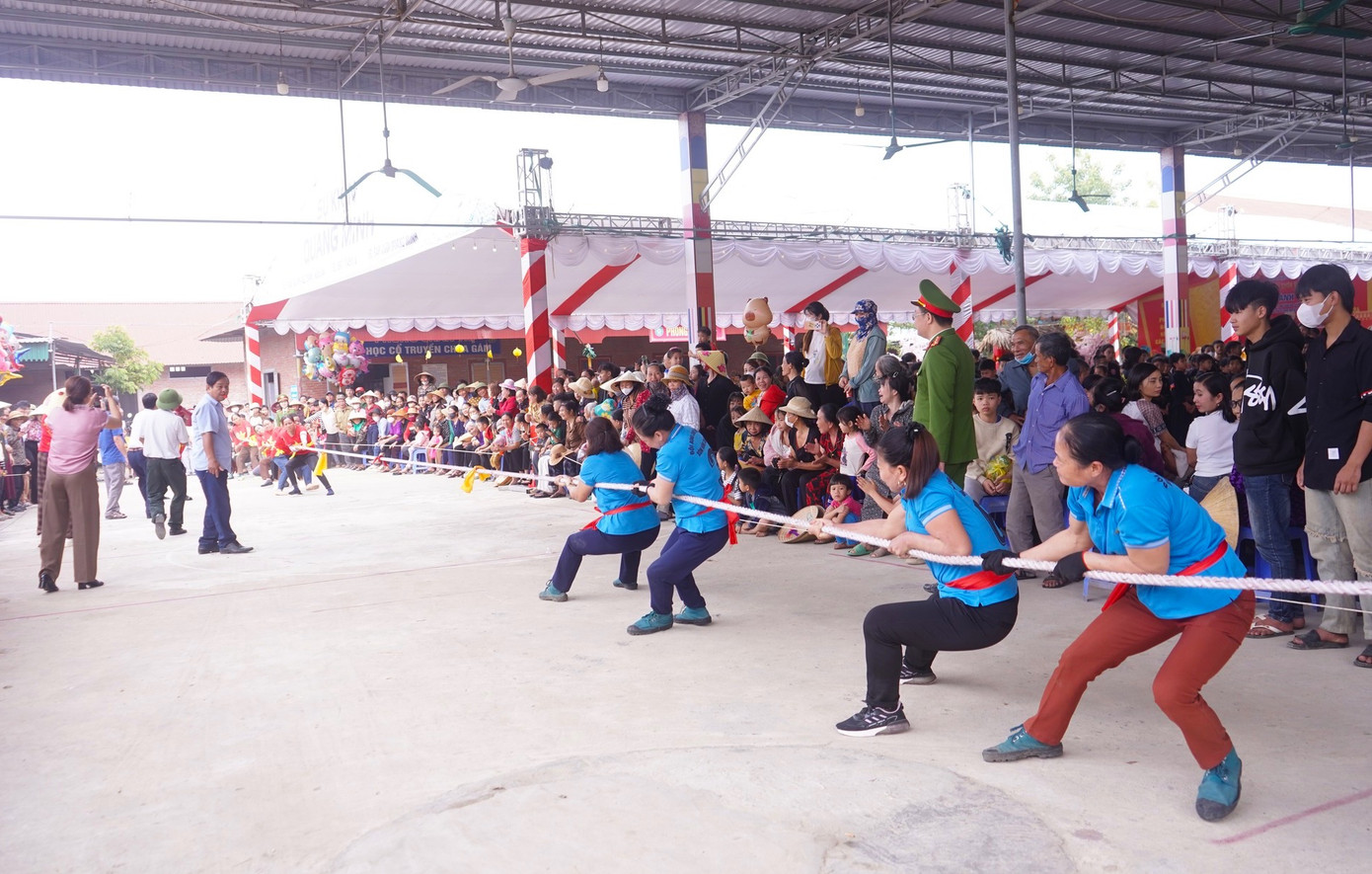 Môn kéo co thu hút nhiều đội thi đến từ các hội phụ nữ trong xã tham gia với những màn tranh tài gay cấn. Môn kéo co thu hút nhiều đội thi đến từ các hội phụ nữ trong xã tham gia với những màn tranh tài gay cấn.