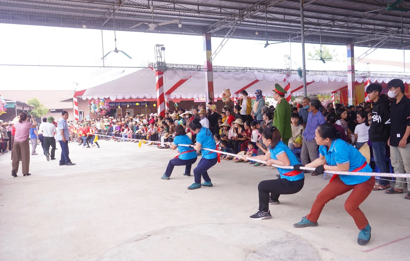 Môn kéo co thu hút nhiều đội thi đến từ các hội phụ nữ trong xã tham gia với những màn tranh tài gay cấn.