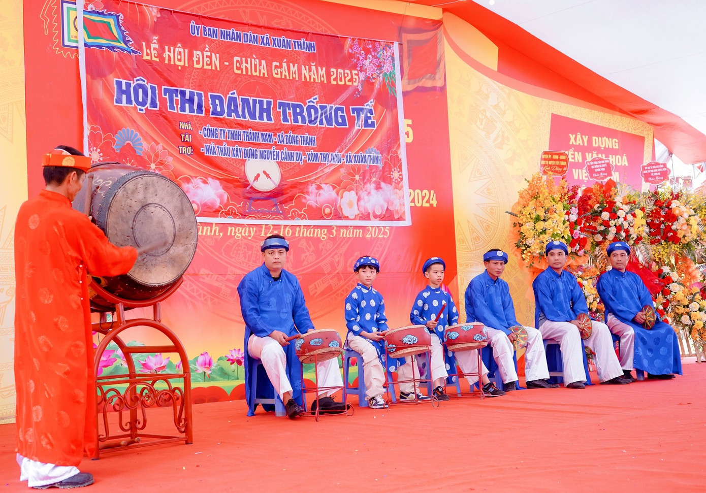 Hội thi đánh trống tế năm nay có sự tham gia tranh tài của 13 đội đến từ các xóm và các dòng họ trên địa bàn. Mỗi đội thi có 7 người tham gia với trang phục truyền thống áo dài, khăn xếp… Trong đó có 1 người đánh trống lớn (trống cái), 3 người đánh trống con và 3 người đánh nao. Hội thi đánh trống tế năm nay có sự tham gia tranh tài của 13 đội đến từ các xóm và các dòng họ trên địa bàn. Mỗi đội thi có 7 người tham gia với trang phục truyền thống áo dài, khăn xếp… Trong đó có 1 người đánh trống lớn (trống cái), 3 người đánh trống con và 3 người đánh nao.