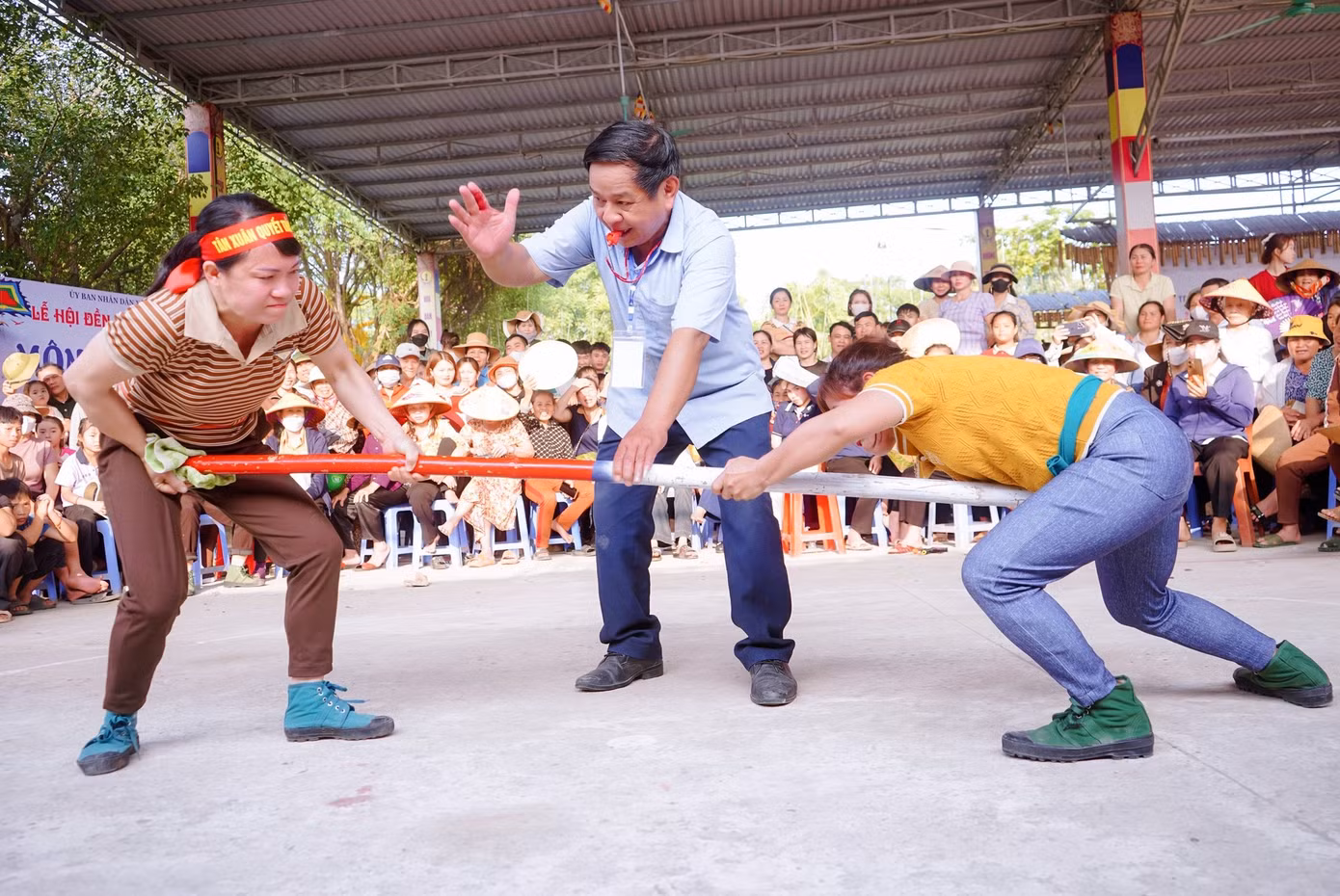 Lễ hội Đền Chùa Gám (Nghệ An) được diễn ra từ ngày 13-17/2 âm lịch. Đây là nơi duy nhất kết hợp giữa Đền - Chùa trong cùng một khuôn viên, tạo thành quần thể tâm linh tín ngưỡng tôn giáo độc đáo ở Nghệ An.