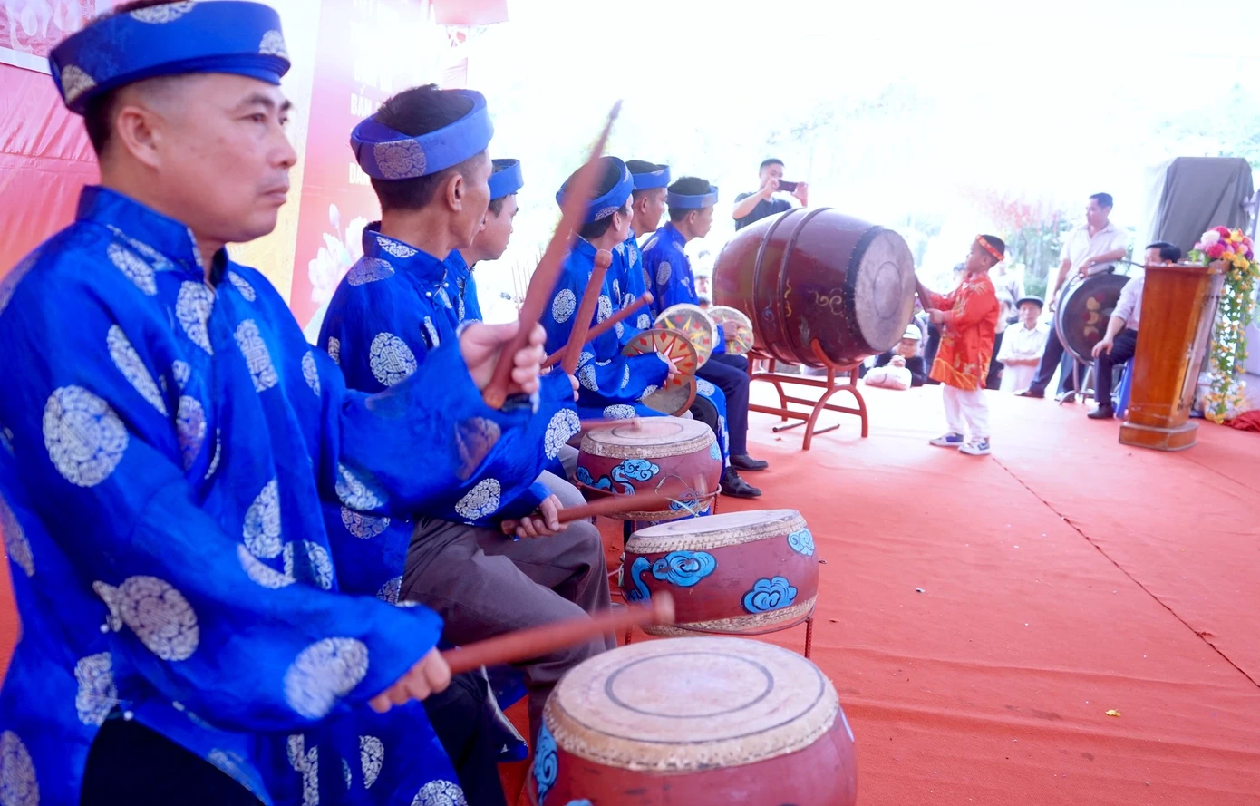 Tuy tuổi còn nhỏ nhưng Nguyễn Cảnh Đạt đã thể hiện được tài năng đánh trống tế đặc biệt, thu hút hàng nghìn người dân và khán giả theo dõi.