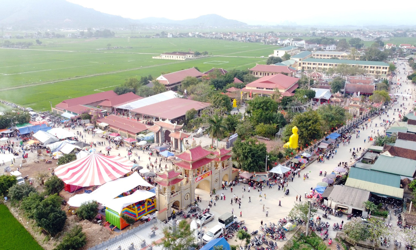 Đền - Chùa Gám (xã Xuân Thành, huyện Yên Thành, Nghệ An) là một công trình tín ngưỡng, tôn giáo đặc biệt, duy nhất trong tỉnh Nghệ An có Đền và Chùa cùng trong một khuôn viên. Cụm công trình được xây dựng từ thời nhà Trần để thờ các vị thần có công bảo quốc hộ dân. Năm 2007, Đền - Chùa Gám được UBND tỉnh công nhận là Di tích Lịch sử văn hóa cấp tỉnh và vinh dự đón nhận Bằng Bảo trợ UNESCO của Liên hiệp các hội UNESCO Việt Nam năm 2018. Năm 2022, cụm di tích được UBND tỉnh công nhận là điểm du lịch sinh thái tâm linh. Đền - Chùa Gám (xã Xuân Thành, huyện Yên Thành, Nghệ An) là một công trình tín ngưỡng, tôn giáo đặc biệt, duy nhất trong tỉnh Nghệ An có Đền và Chùa cùng trong một khuôn viên. Cụm công trình được xây dựng từ thời nhà Trần để thờ các vị thần có công bảo quốc hộ dân. Năm 2007, Đền - Chùa Gám được UBND tỉnh công nhận là Di tích Lịch sử văn hóa cấp tỉnh và vinh dự đón nhận Bằng Bảo trợ UNESCO của Liên hiệp các hội UNESCO Việt Nam năm 2018. Năm 2022, cụm di tích được UBND tỉnh công nhận là điểm du lịch sinh thái tâm linh.