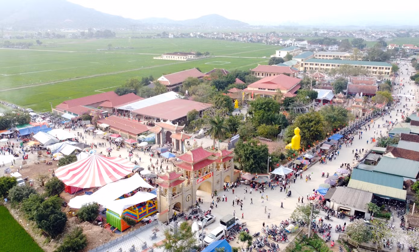 Đền - Chùa Gám (xã Xuân Thành, huyện Yên Thành, Nghệ An) là một công trình tín ngưỡng, tôn giáo đặc biệt, duy nhất trong tỉnh Nghệ An có Đền và Chùa cùng trong một khuôn viên. Cụm công trình được xây dựng từ thời nhà Trần để thờ các vị thần có công bảo quốc hộ dân. Năm 2007, Đền - Chùa Gám được UBND tỉnh công nhận là Di tích Lịch sử văn hóa cấp tỉnh và vinh dự đón nhận Bằng Bảo trợ UNESCO của Liên hiệp các hội UNESCO Việt Nam năm 2018. Năm 2022, cụm di tích được UBND tỉnh công nhận là điểm du lịch sinh thái tâm linh.