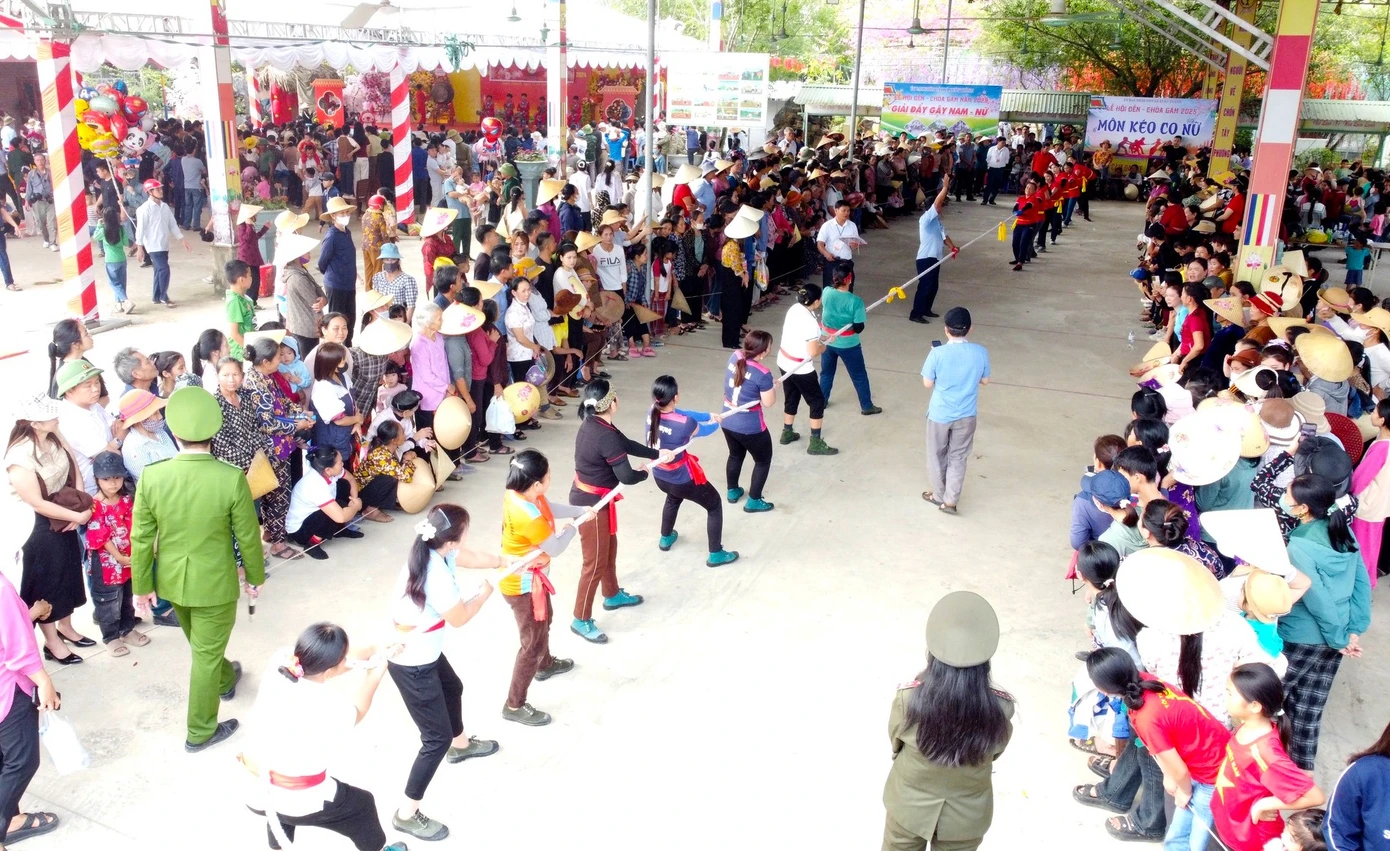 Môn kéo co thu hút nhiều đội thi đến từ các hội phụ nữ trong xã tham gia với những màn tranh tài gay cấn.