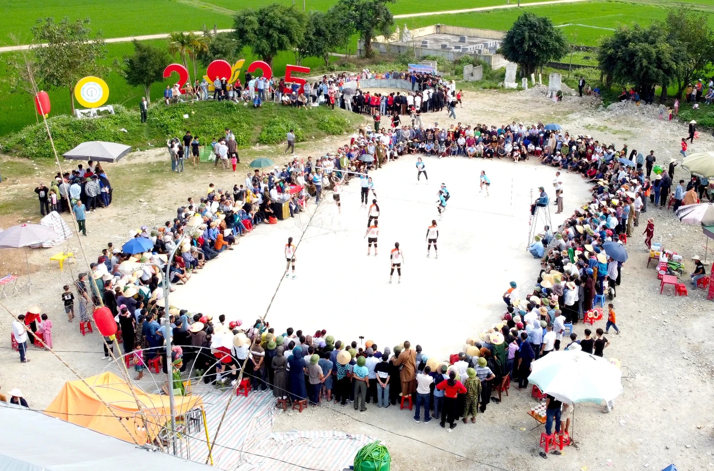 Ngoài hội thi đánh trống, trong lễ hội năm nay còn có nhiều trò chơi dân gian sôi động như đẩy gậy, kéo co, đập niêu, vật nam nữ, đấu bóng chuyền, biểu diễn tuồng, chèo cổ...