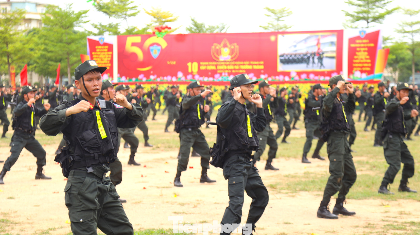 Biểu diễn võ thuật kết hợp đồng diễn.