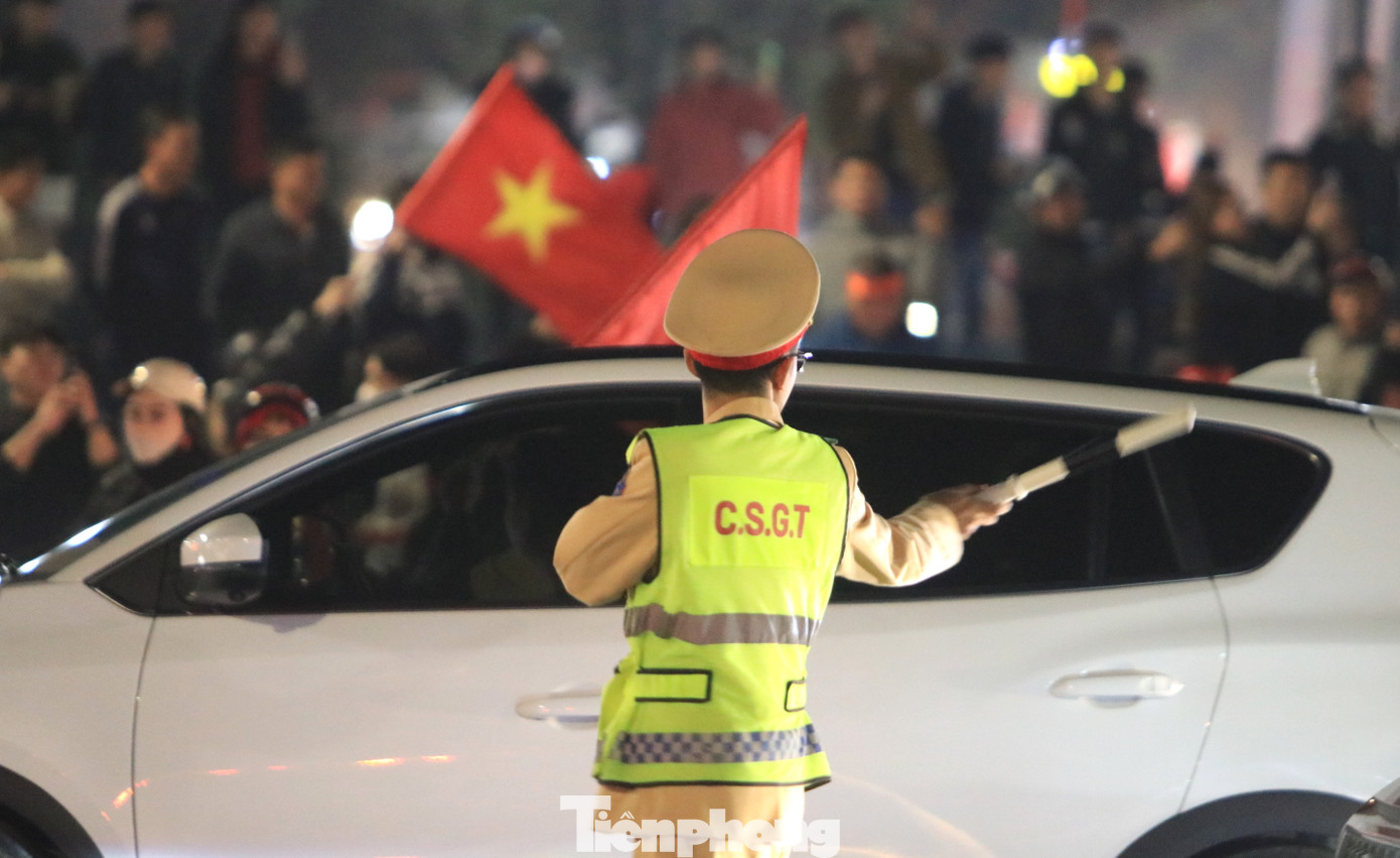 Các chiến sĩ cảnh sát mướt mồ hôi phân luồng, điều tiết giao thông.