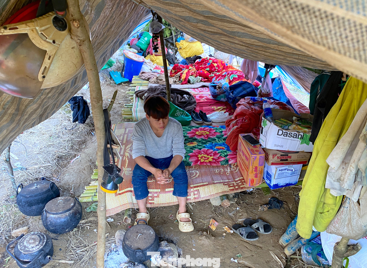 Ngồi trong chiếc lán vừa mới dựng xong 4 hôm nay, Triệu Kiềm Quấy (27 tuổi, trú xóm Lũng Lỳ, xã Ca Thành, huyện Nguyên Bình) lo lắng những ngày tới không có gì ăn. Bởi vụ sạt lở núi hôm 9/9 đã khiến nhà của Quấy mất một nửa, ruộng cũng bị đất đá vùi lập. Con lợn, con bò Quấy nuôi cả năm nay là tài sản lớn nhất cũng bị lũ quét cuốn trôi mất.