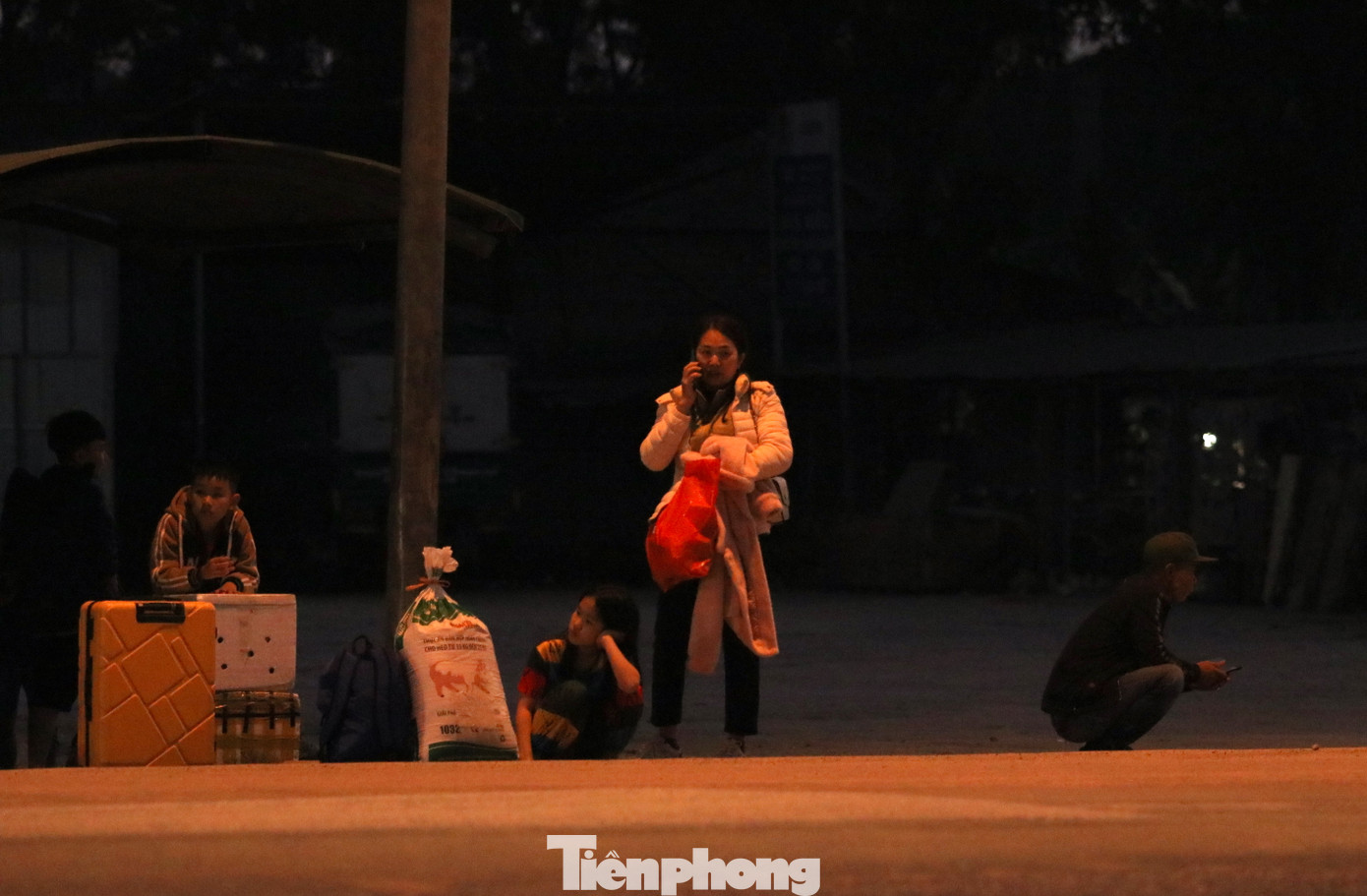 Tranh thủ về quê được ít ngày, tối Mùng 4 Tết, chị Hương (quê huyện Hưng Nguyên, Nghệ An) cùng 2 con lại phải ra quốc lộ 1A để đón xe khách trở lại thành phố Đà Nẵng để đi dạy. Xe chạy nhiều nhưng đông khách nên chị phải đứng chờ cả giờ đồng hồ trên đường vẫn chưa đón được xe. "Về được ít ngày cũng vui nhưng công việc phải đi sớm quá hơi buồn, Giá được nghỉ chơi ít ngày nữa thì vui hơn. Nhưng công việc phải chịu thôi. Xe hẹn tôi 18h tối mà tôi chờ mãi chưa thấy đến. Họ vừa gọi lại mãi 20h mới đến, chắc đông khách quá nên họ hẹn chuyến xe khác cho mình. Giờ 3 mẹ con lại phải vật vã trên đường chờ. Mệt lắm", chị Hương vừa cười vừa nói.