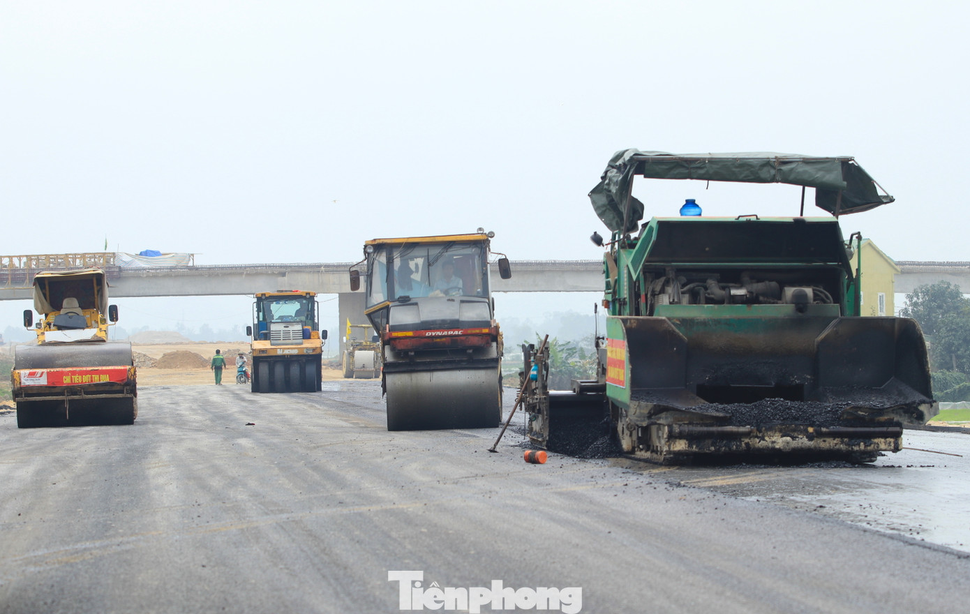 Trên công trường cao tốc đoạn Diễn Châu - Bãi Vọt qua các xã của huyện Nghi Lộc (Nghệ An), các công nhân đang khẩn trương thi công để rải thảm nhựa đường.
