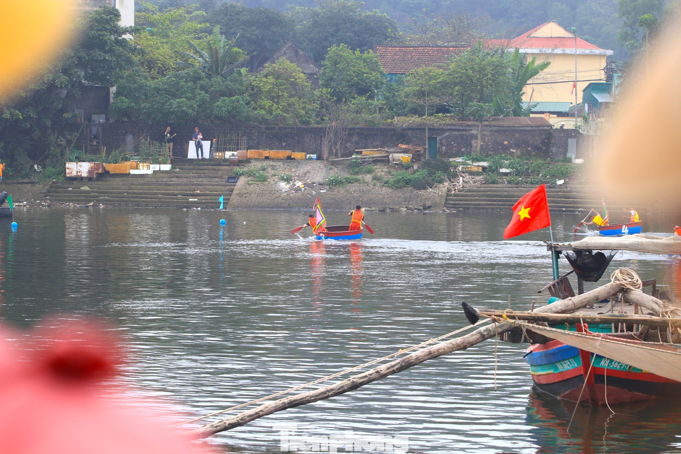 Khác với đua các loại thuyền thông thường, việc đua thuyền mủng khó hơn và kịch tích, tạo sự hấp dẫn hơn. "Thuyền mủng hình tròn nên rất khó di chuyển. Chỉ những người quen, có kinh nghiệm mới chèo được thuyền mủng, nếu không thuyền sẽ xoay tròn trên nước mà không di chuyển được. Việc chèo đã khó, để đua được càng khó hơn, nên cần sức lực nhiều và khéo léo", anh Nguyễn Văn Huân (trú phường Nghi Thủy) chia sẻ.